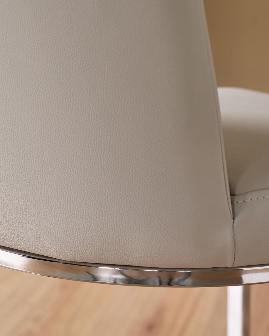 Chaise de salle à manger cantilever Form en similicuir gris clair