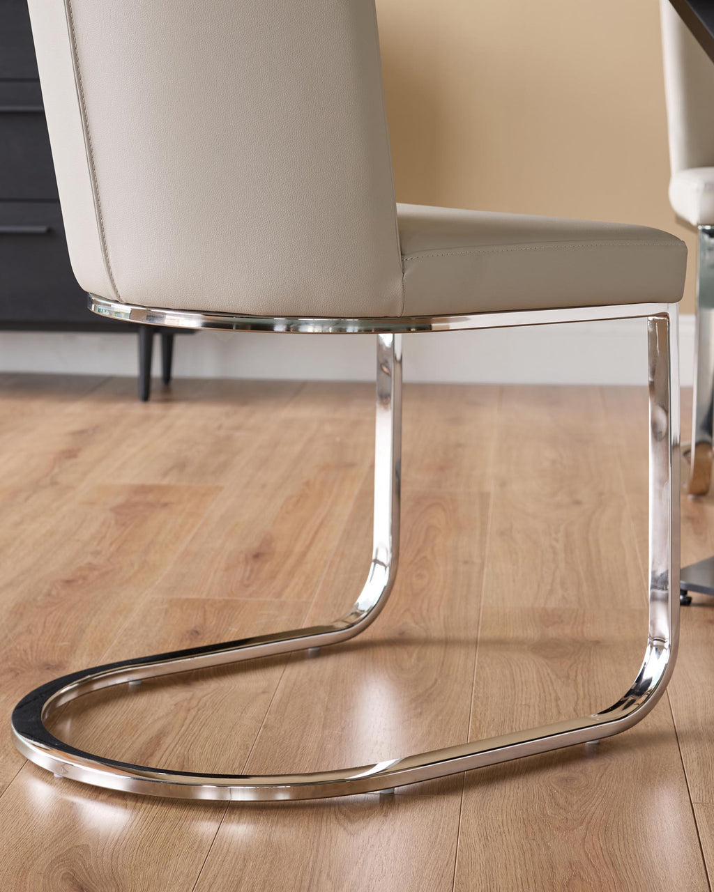 Chaise de salle à manger cantilever Form en similicuir gris clair