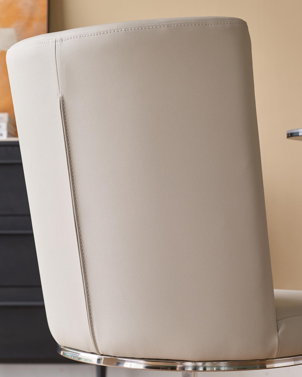 Chaise de salle à manger cantilever Form en similicuir gris clair