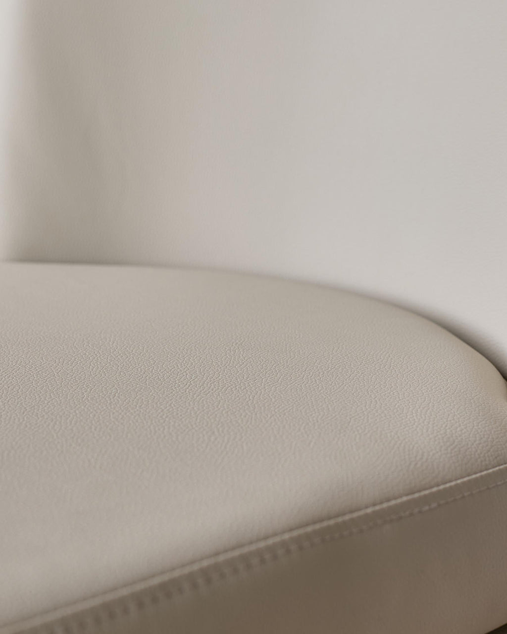 Chaise de salle à manger cantilever Form en similicuir gris clair