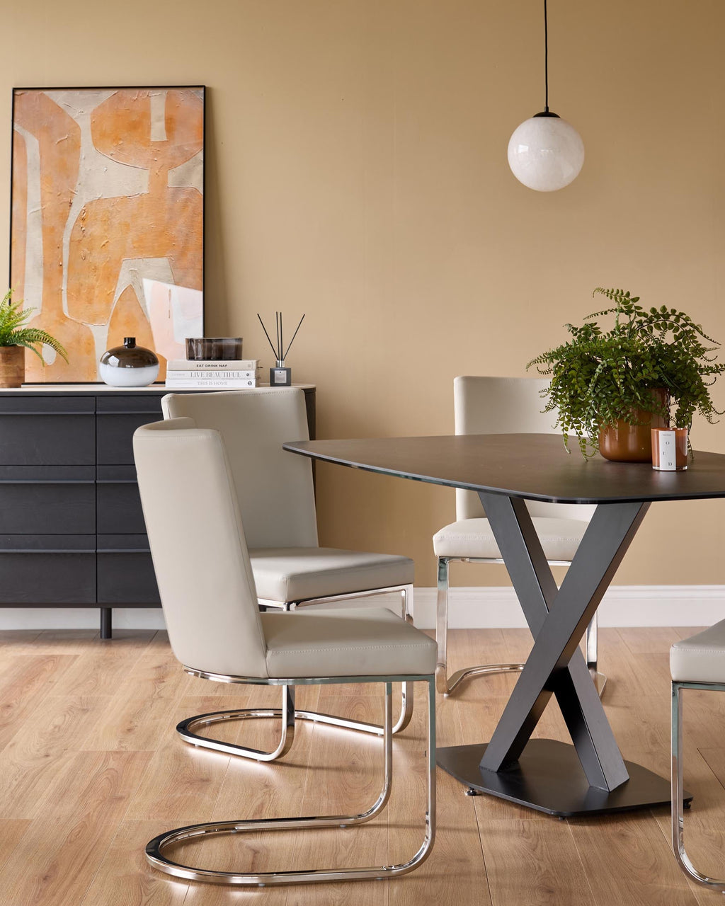 Chaise de salle à manger cantilever Form en similicuir gris clair