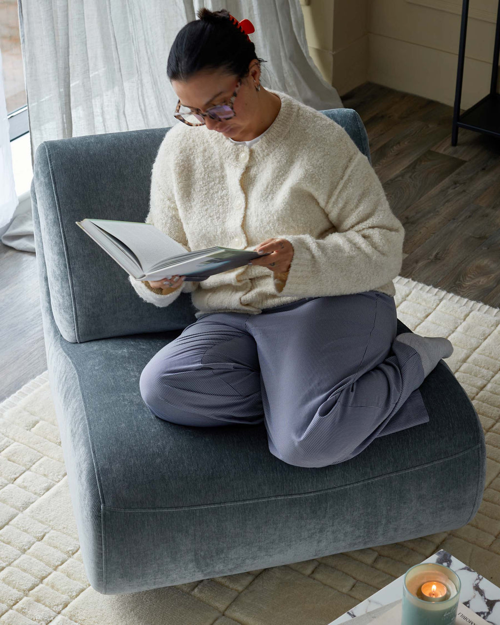 Fauteuil pivotant en tissu bleu-gris Frances