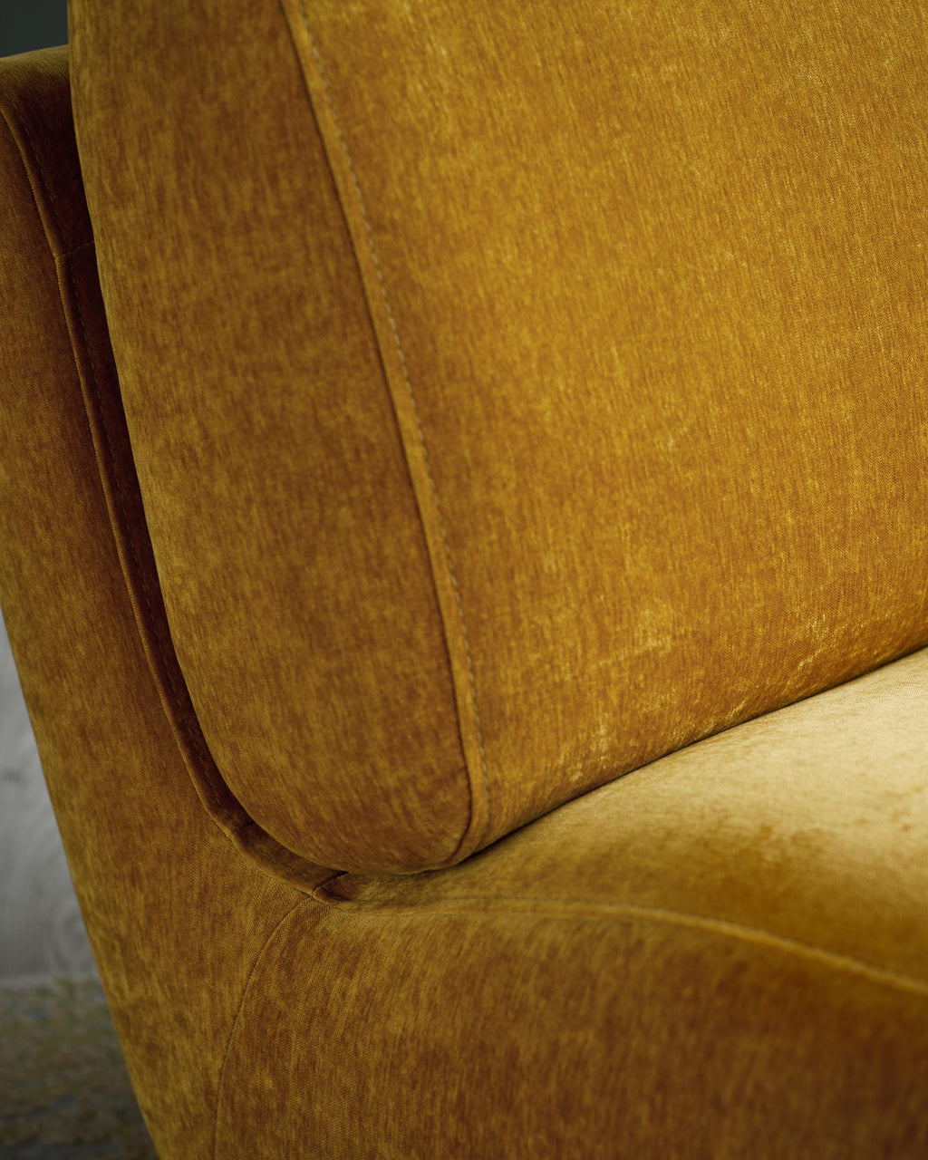 Fauteuil pivotant en tissu ocre Frances