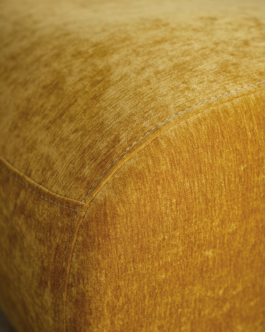 Fauteuil pivotant en tissu ocre Frances