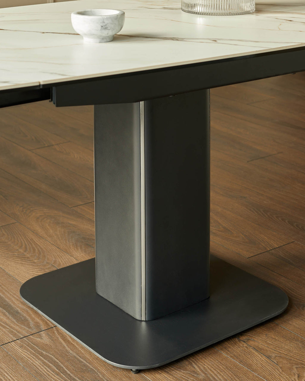 Table de salle à manger extensible Fraser en céramique naturelle, 4 à 6 places