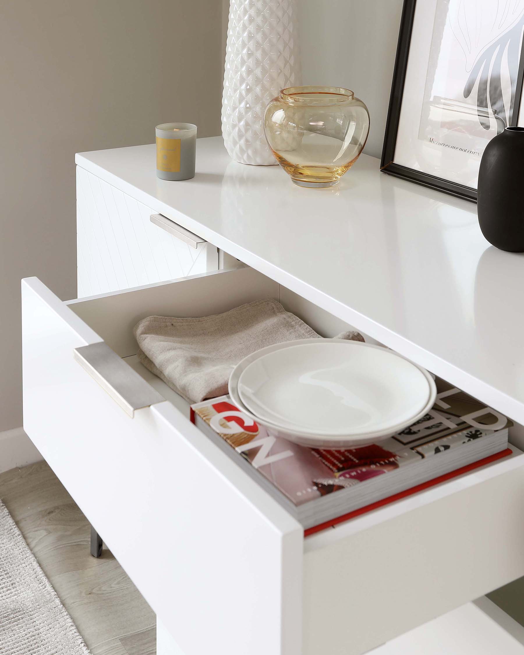 Buffet Geo grand format, blanc mat et acier inoxydable texturé