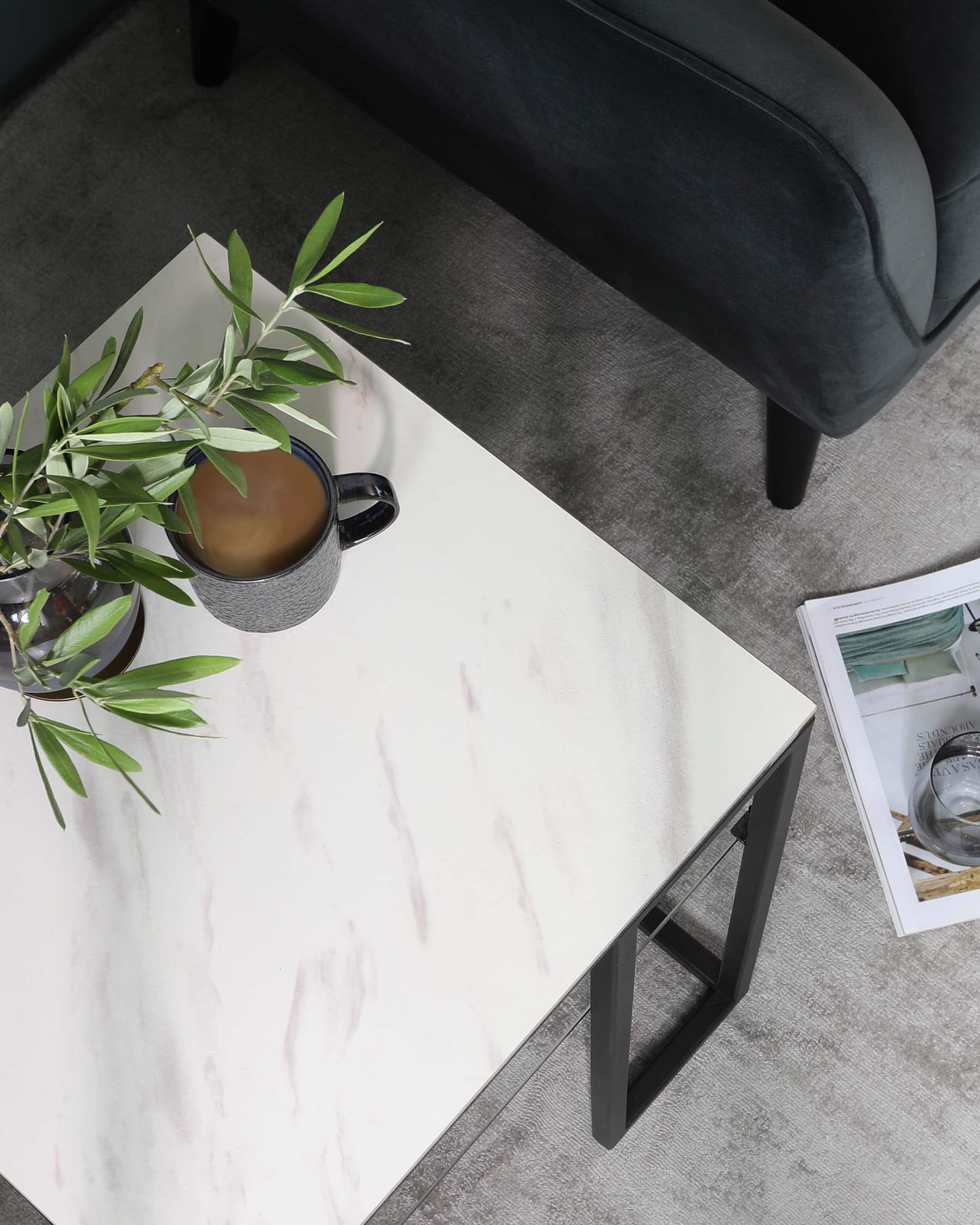 Table d'appoint en céramique marbrée blanche de Géorgie