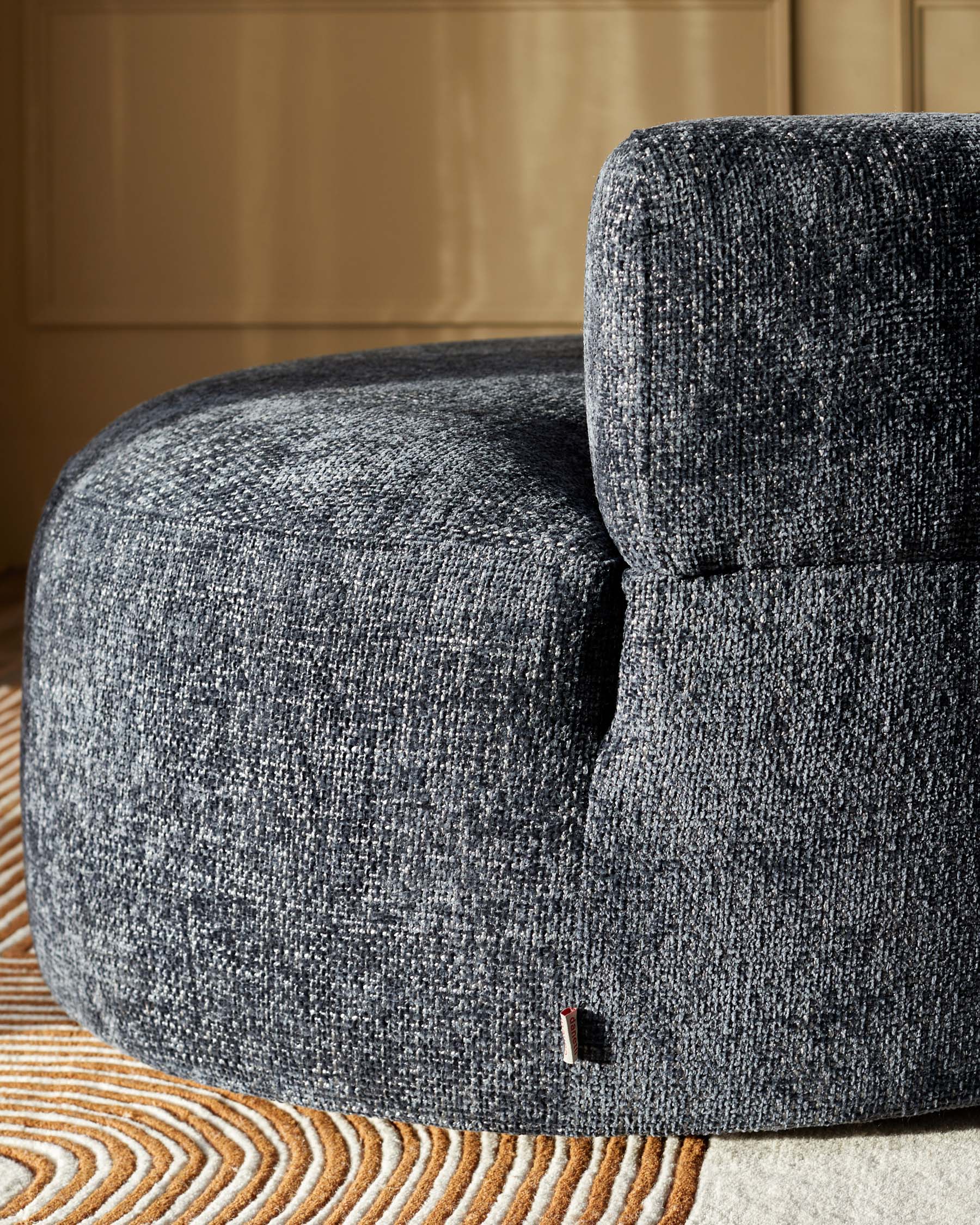 Fauteuil pivotant Gianna en tissu bleu foncé tissé