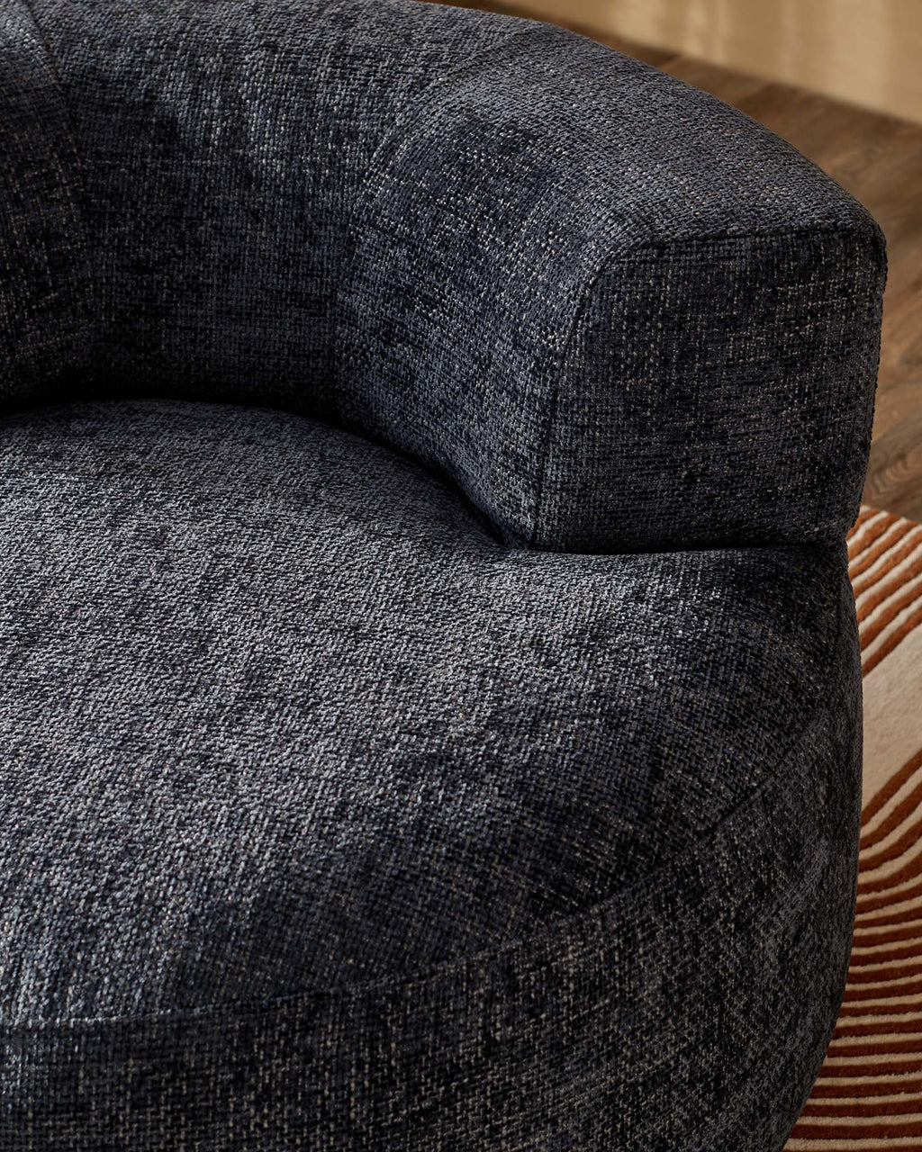 Fauteuil pivotant Gianna en tissu bleu foncé tissé