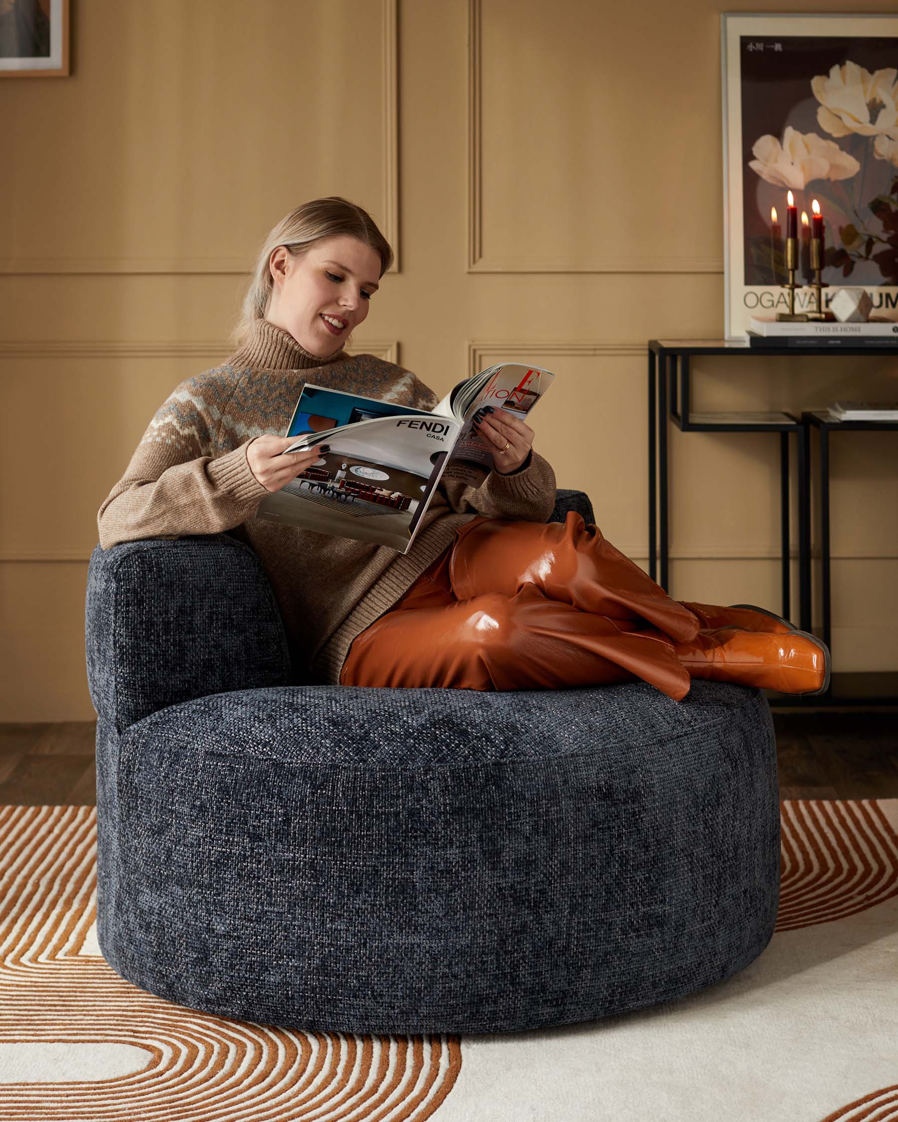 Fauteuil pivotant Gianna en tissu bleu foncé tissé