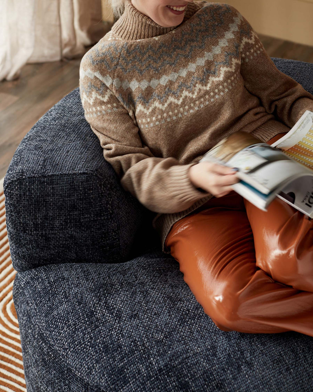 Fauteuil pivotant Gianna en tissu bleu foncé tissé