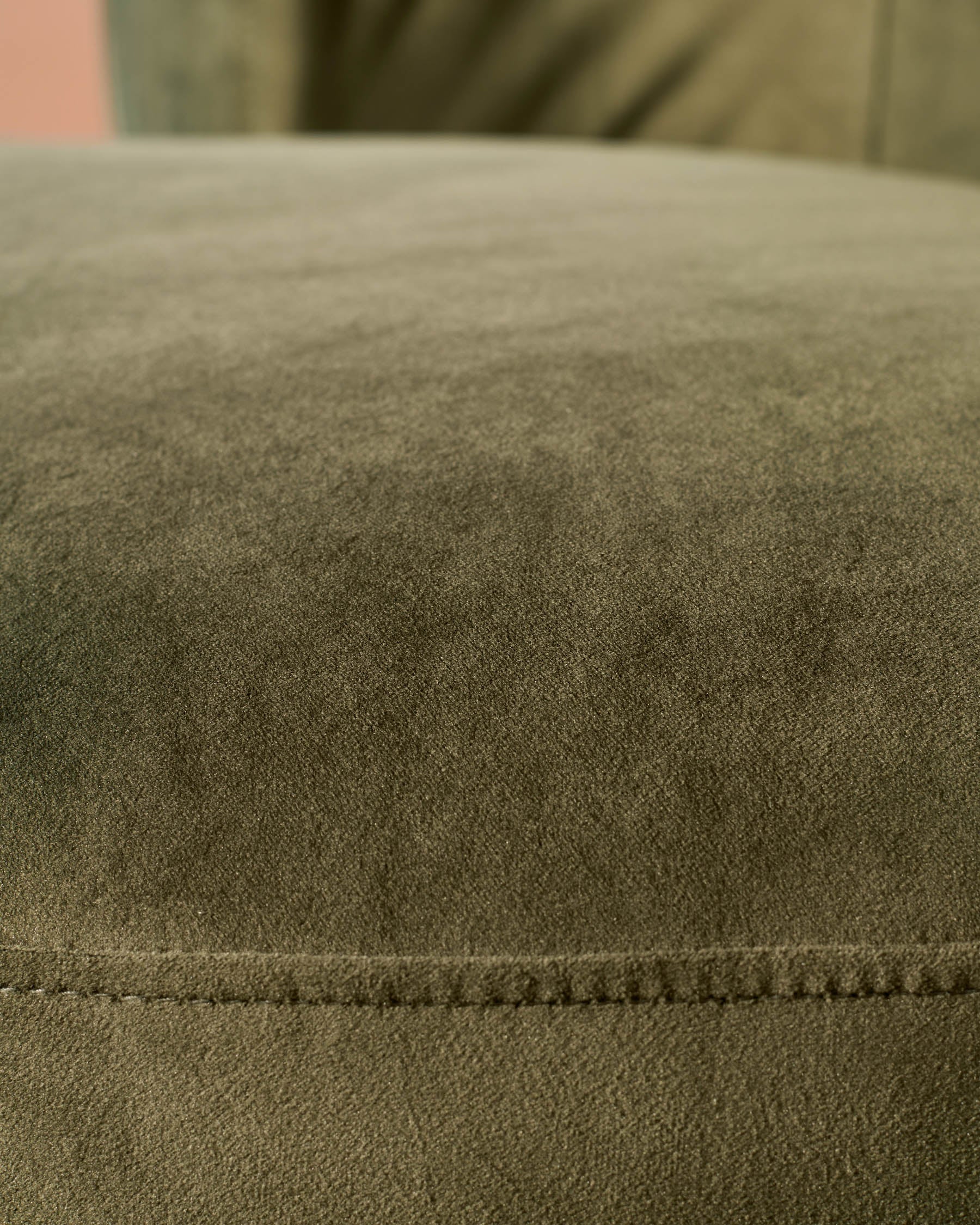 Fauteuil pivotant Gianna en velours vert olive