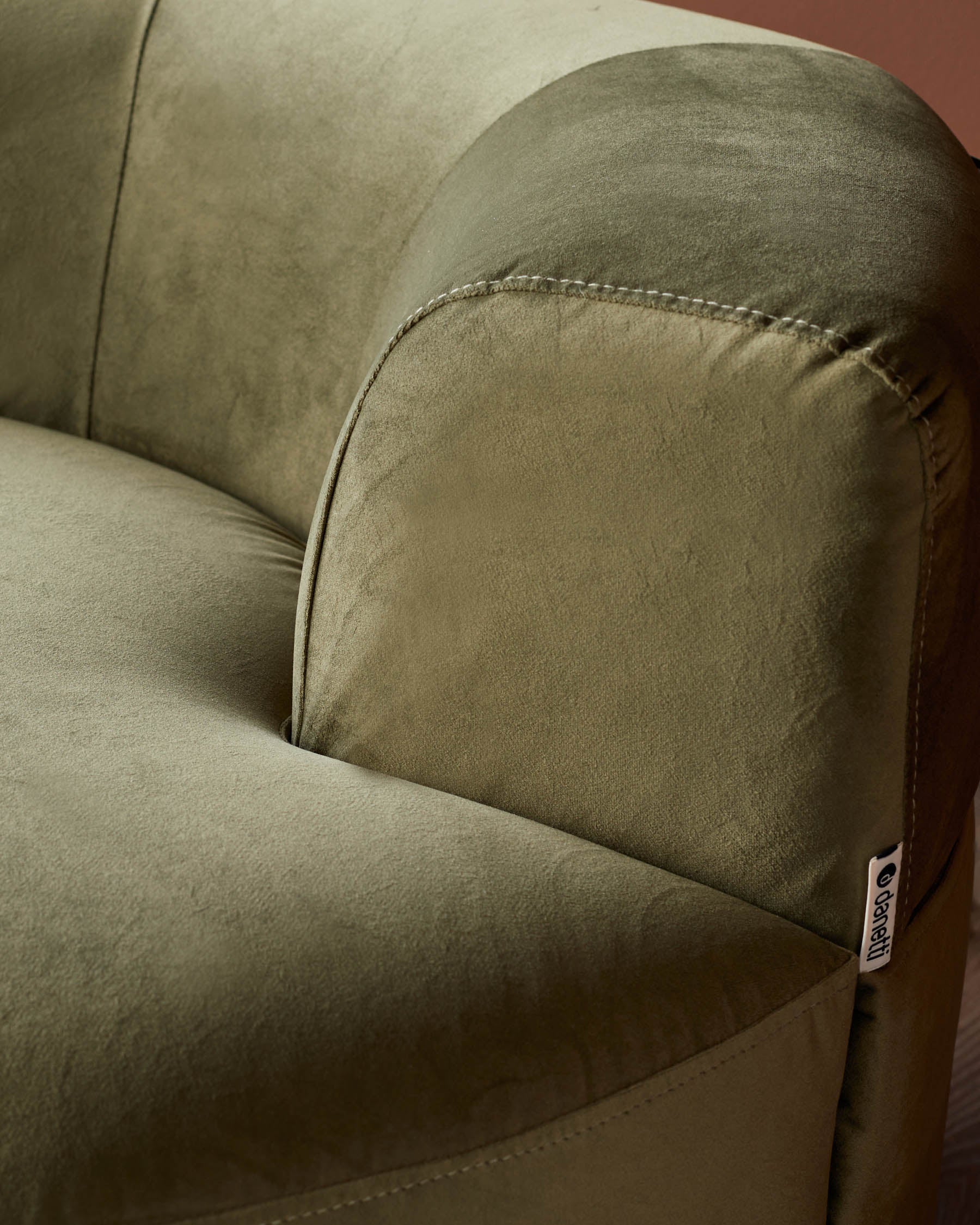 Fauteuil pivotant Gianna en velours vert olive