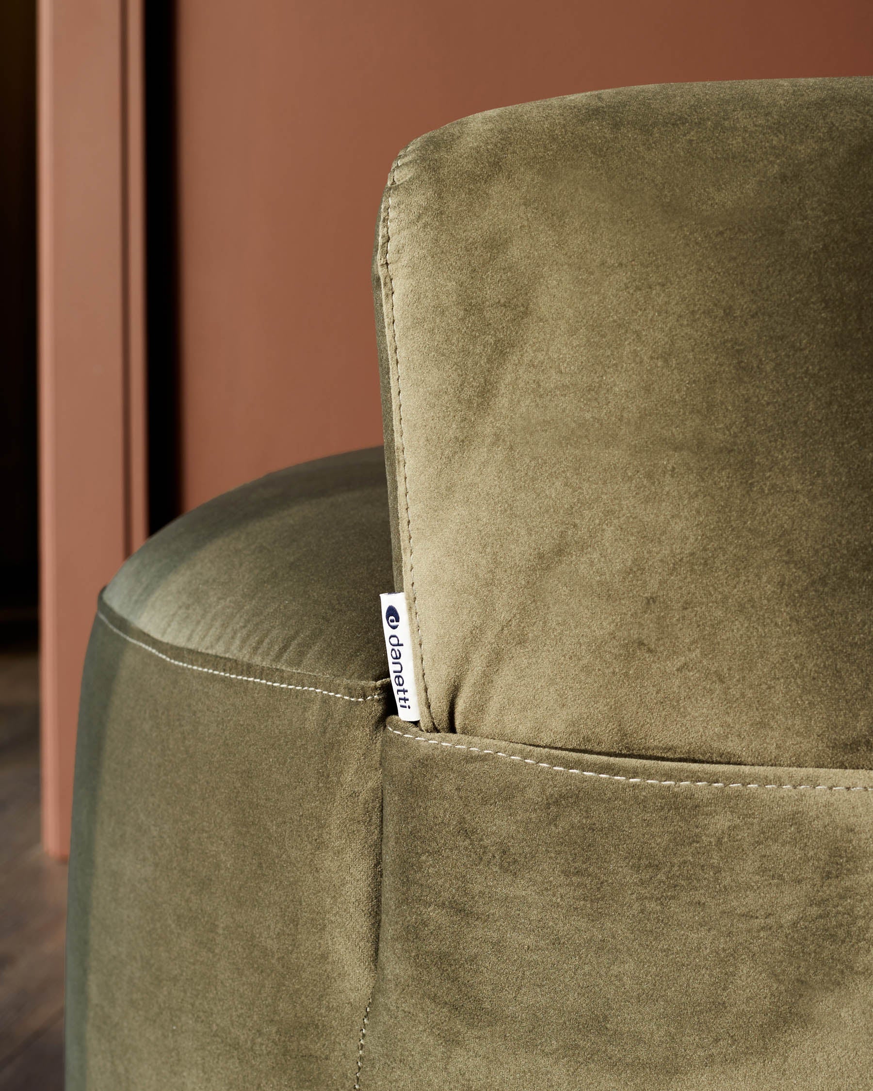 Fauteuil pivotant Gianna en velours vert olive