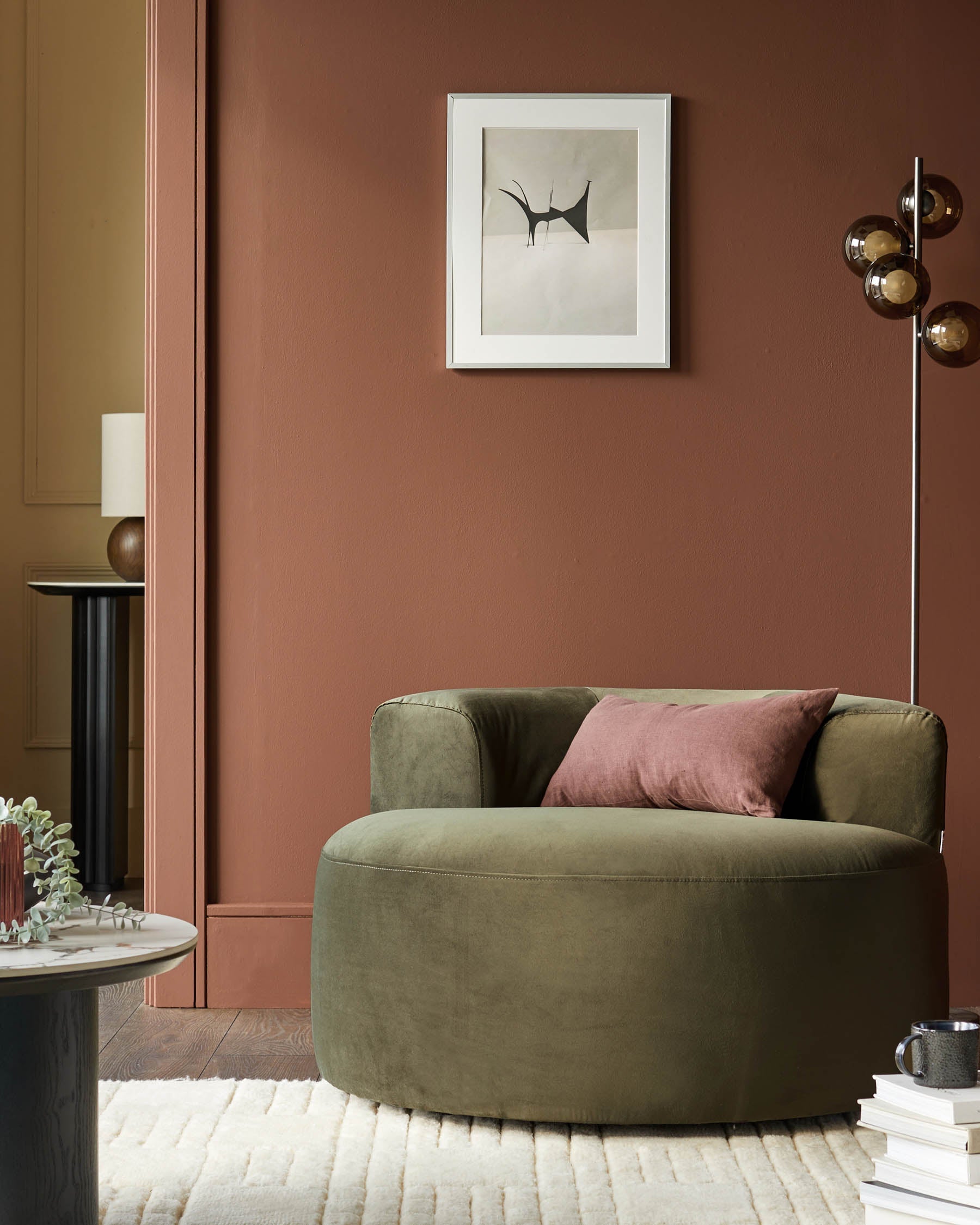 Fauteuil pivotant Gianna en velours vert olive