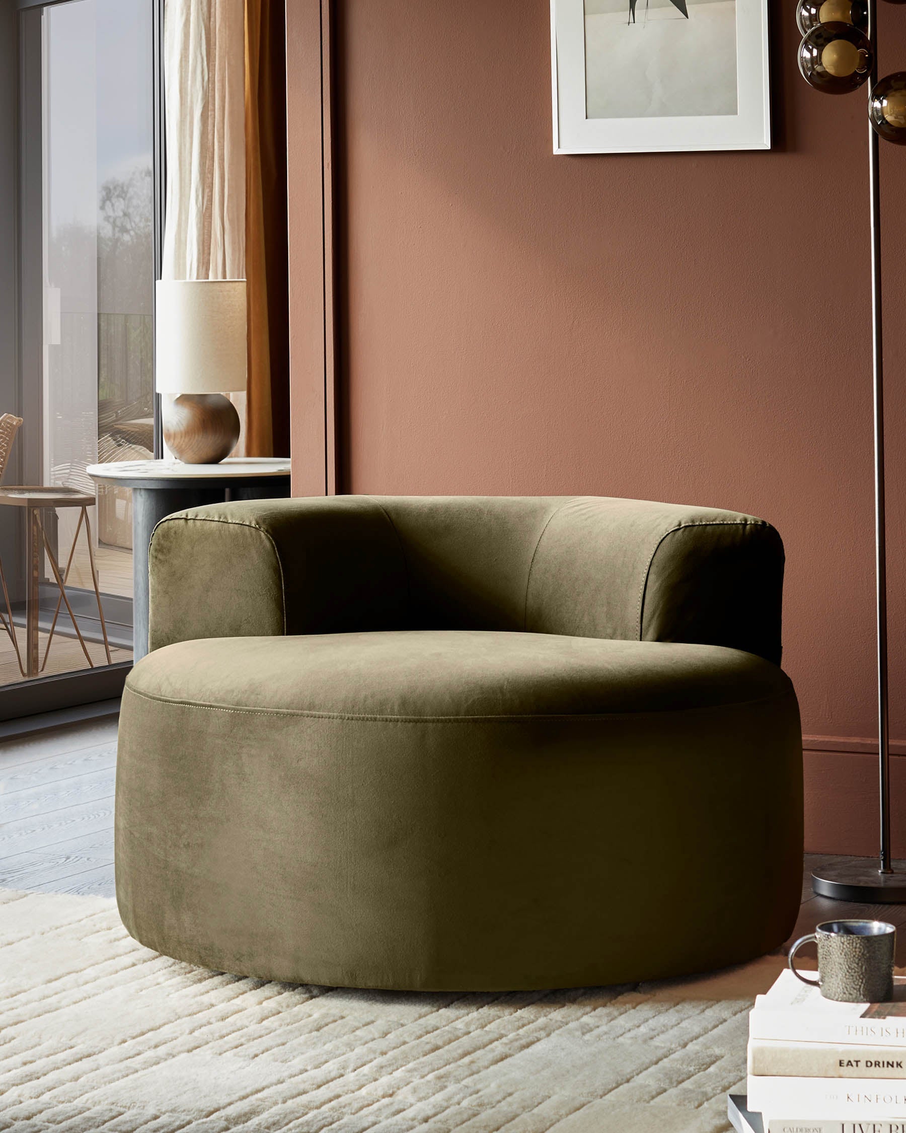 Fauteuil pivotant Gianna en velours vert olive