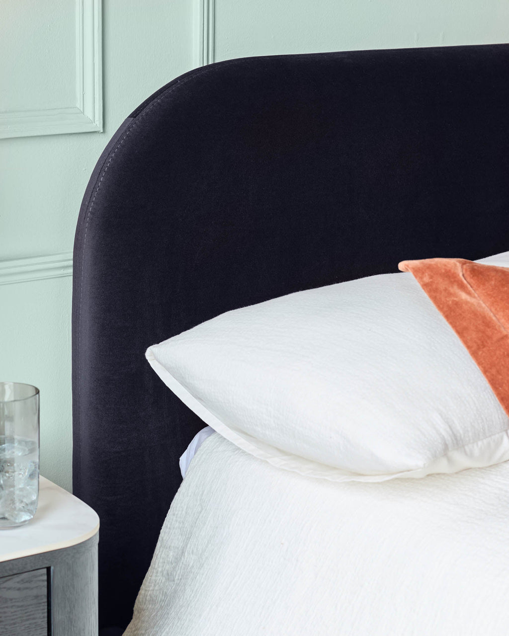 Lit double Hampton en velours bleu marine foncé