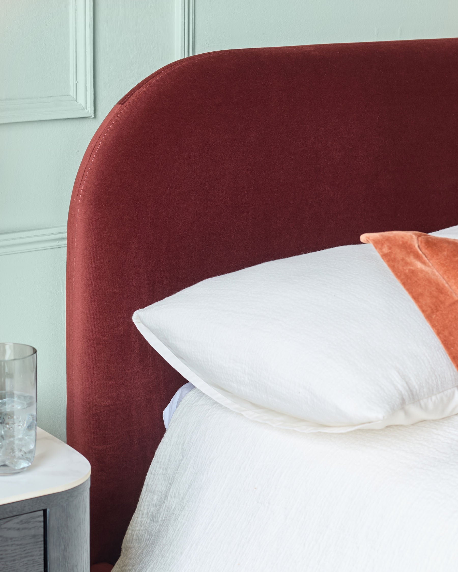 Lit king size en velours rouge caramel Hampton