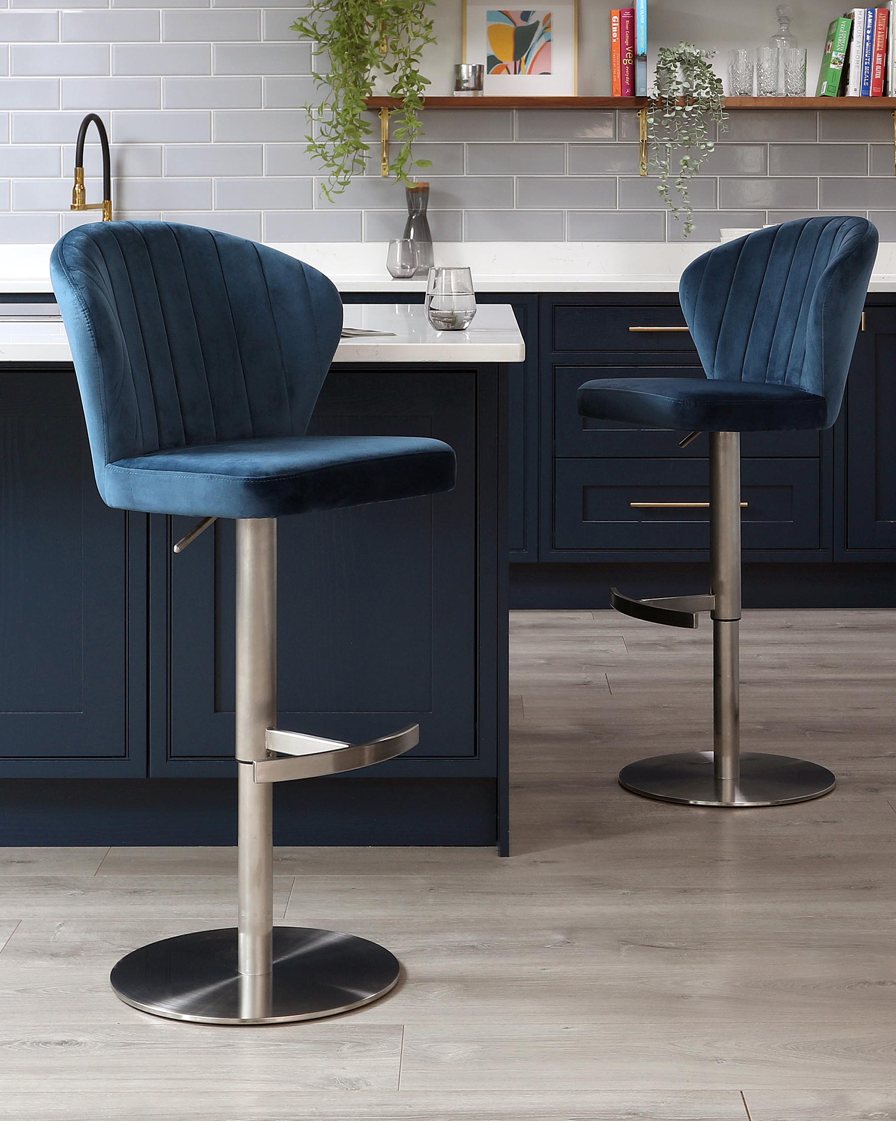 Tabouret de bar Harper en velours bleu foncé à vérin à gaz