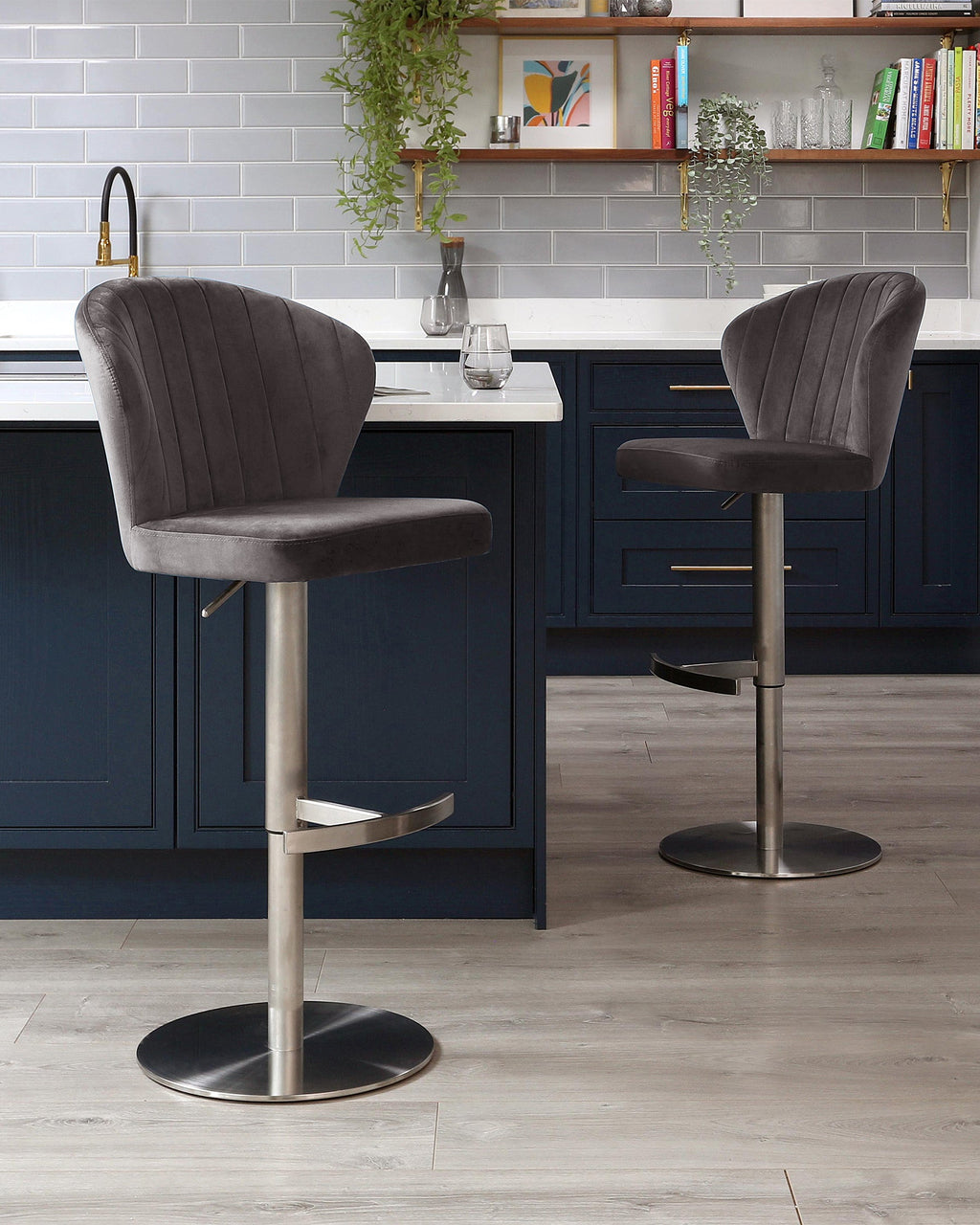 Tabouret de bar Harper en velours gris foncé avec vérin à gaz