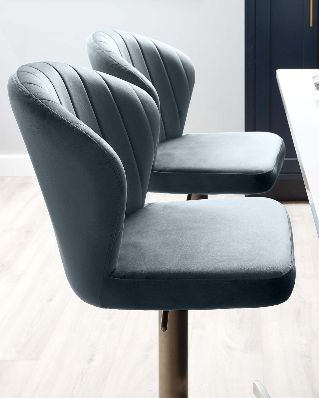 Tabouret de bar Harper en velours bleu-gris à vérin à gaz