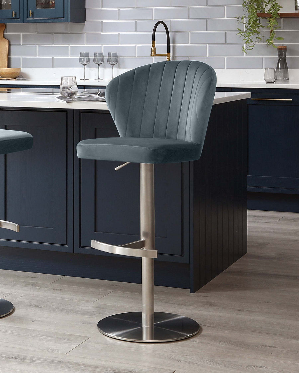 Tabouret de bar Harper en velours bleu-gris à vérin à gaz
