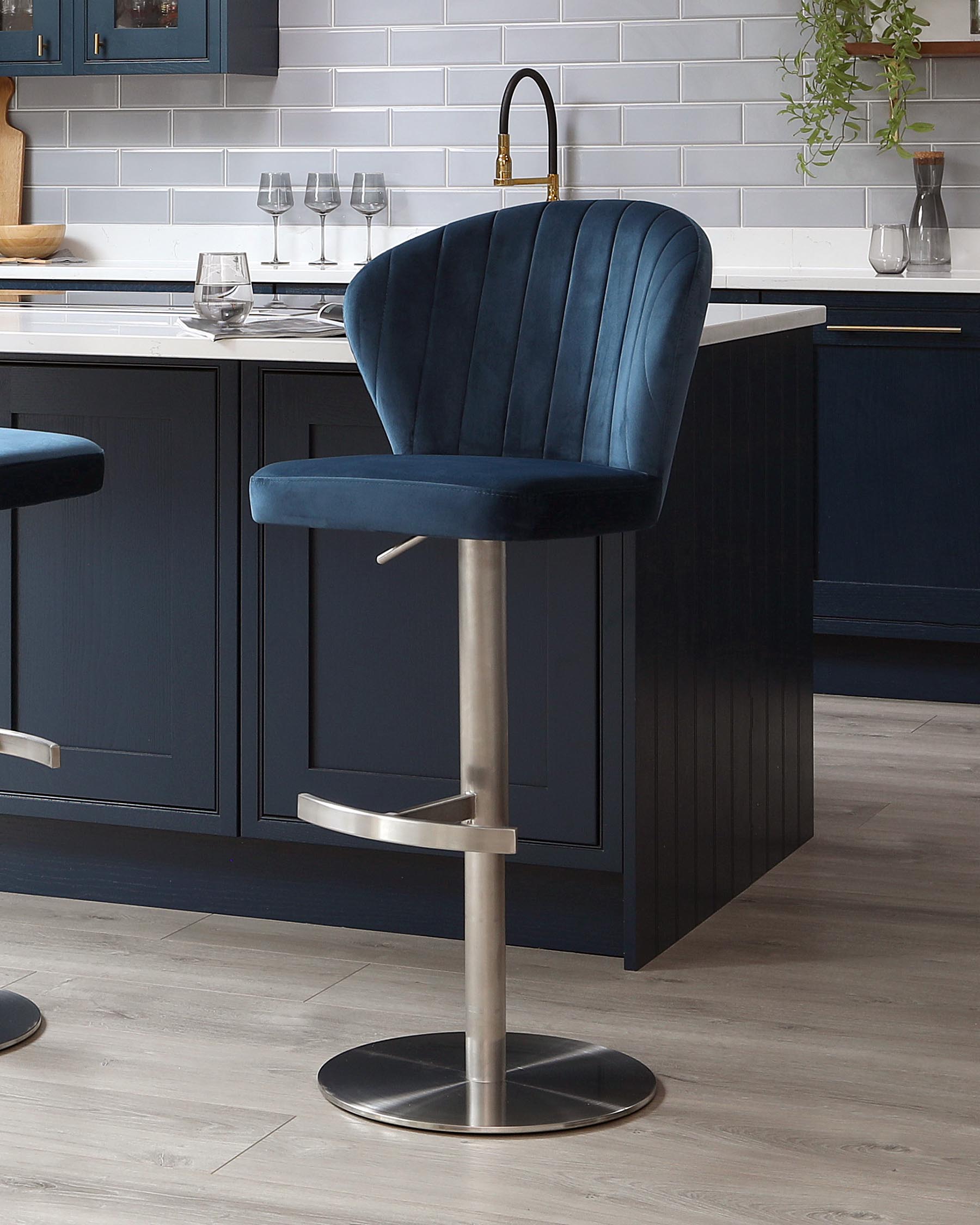 Tabouret de bar Harper en velours bleu foncé à vérin à gaz