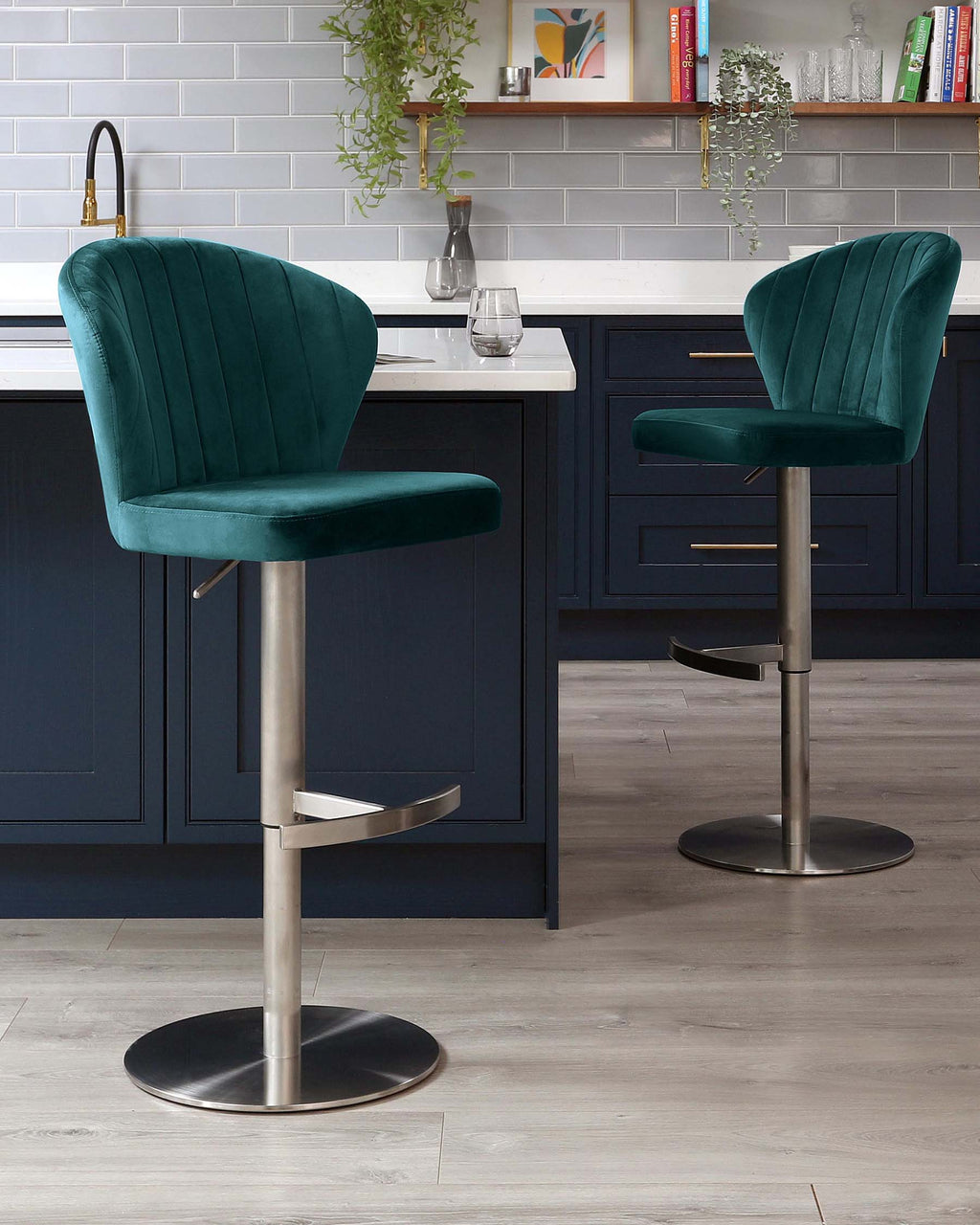 Tabouret de bar Harper en velours bleu sarcelle foncé à vérin à gaz