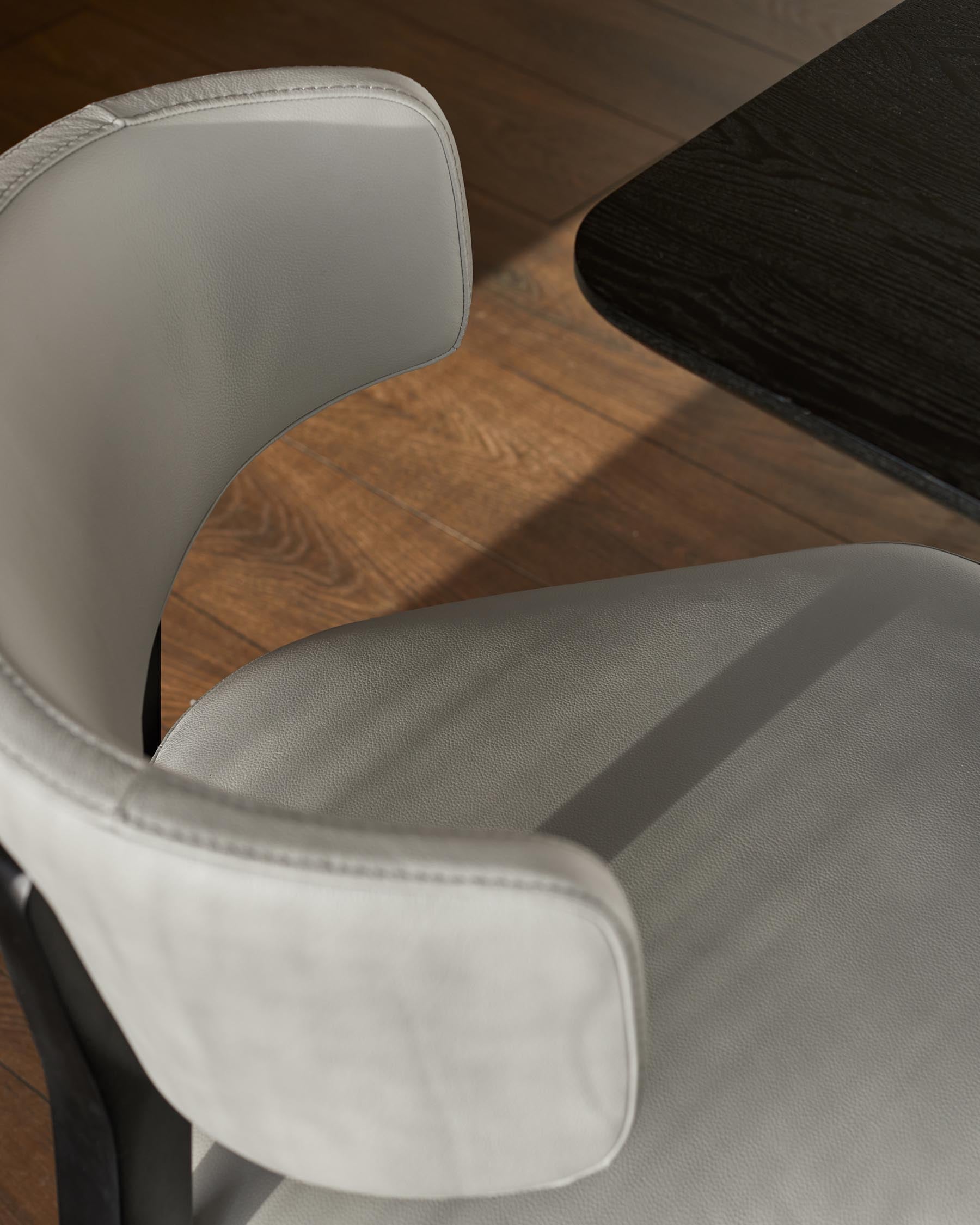 Chaise de salle à manger Harris en cuir gris clair