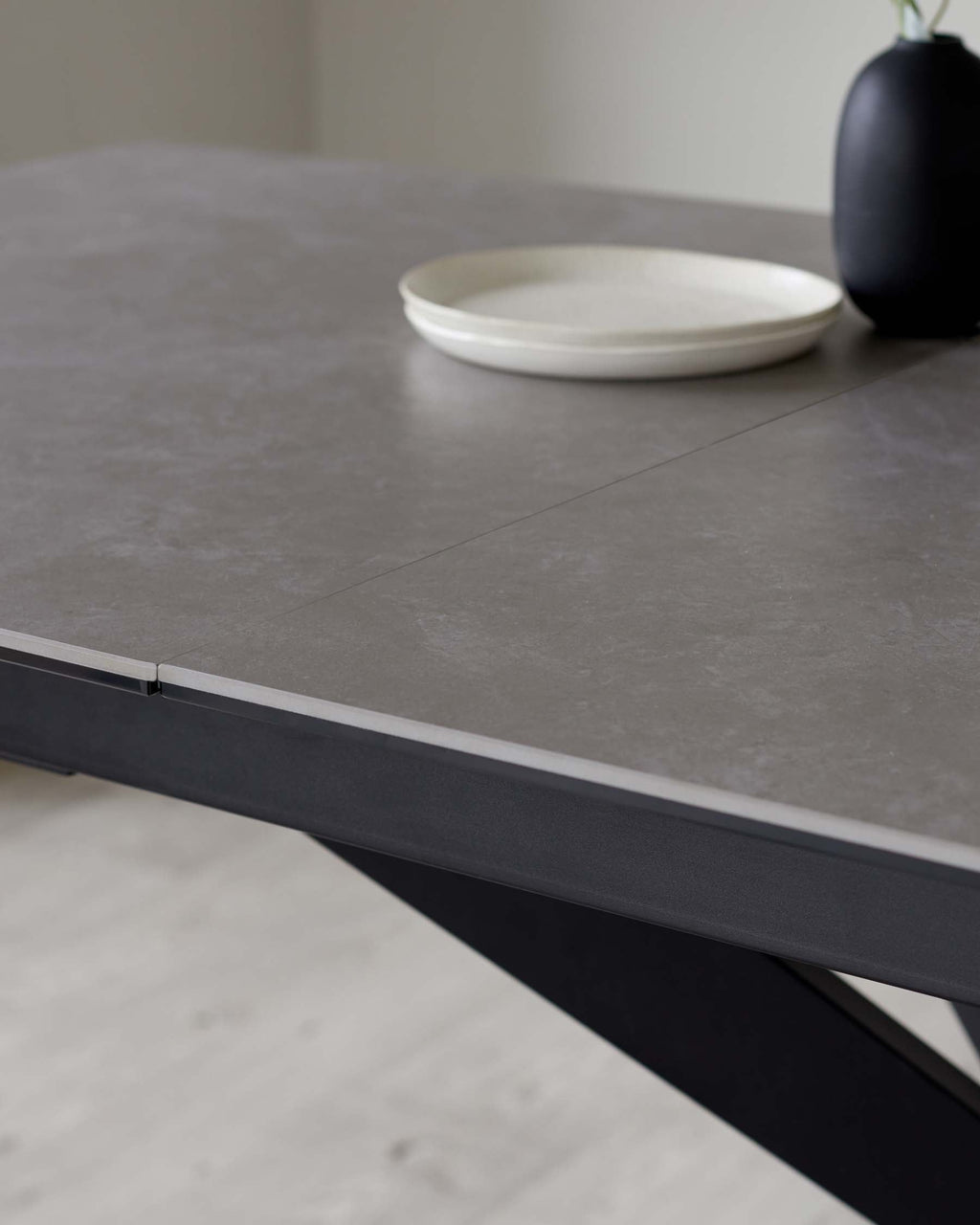 Table de salle à manger extensible Hayden en céramique gris clair, 6 à 8 places