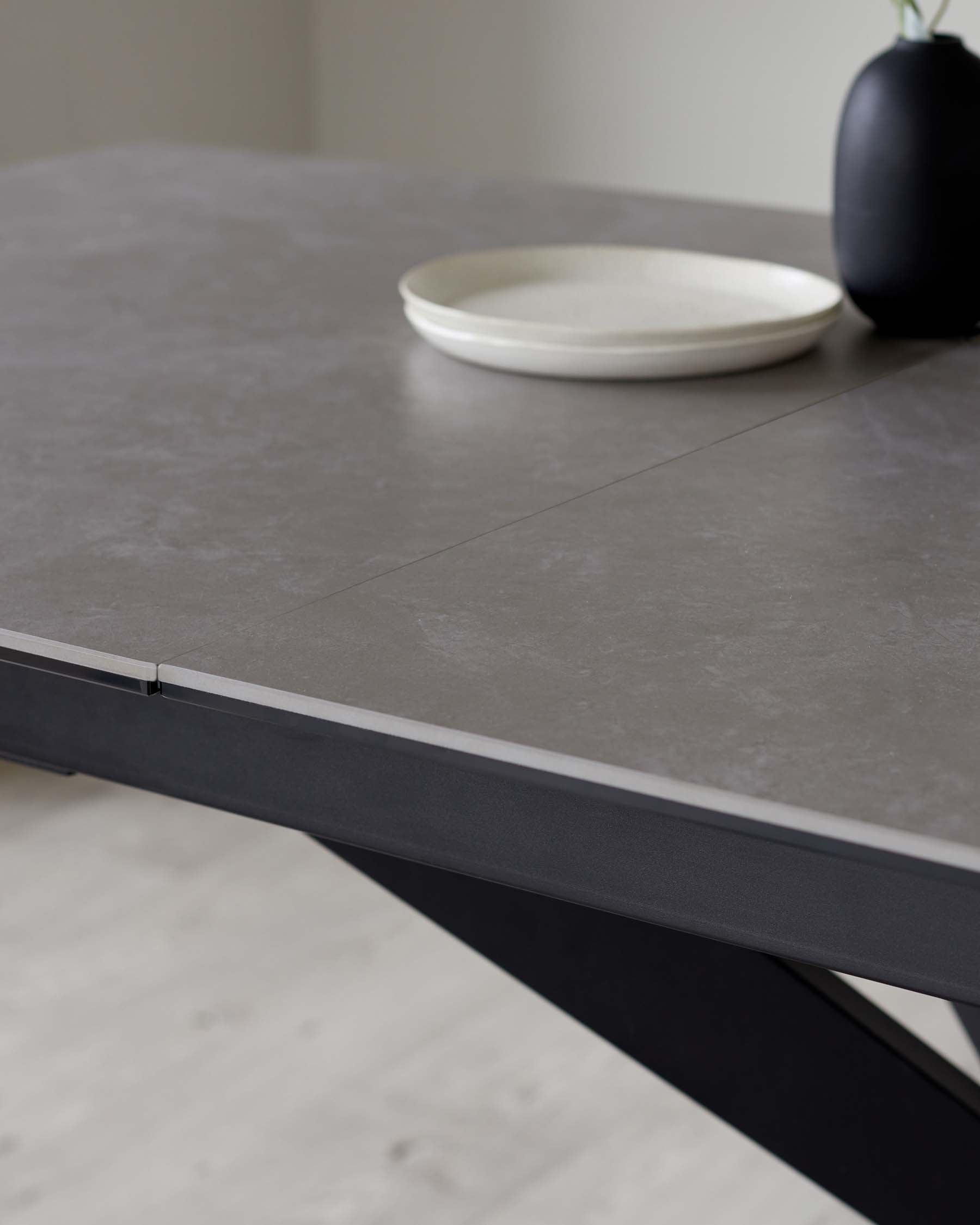 Table de salle à manger extensible Hayden en céramique gris clair, 6 à 8 places