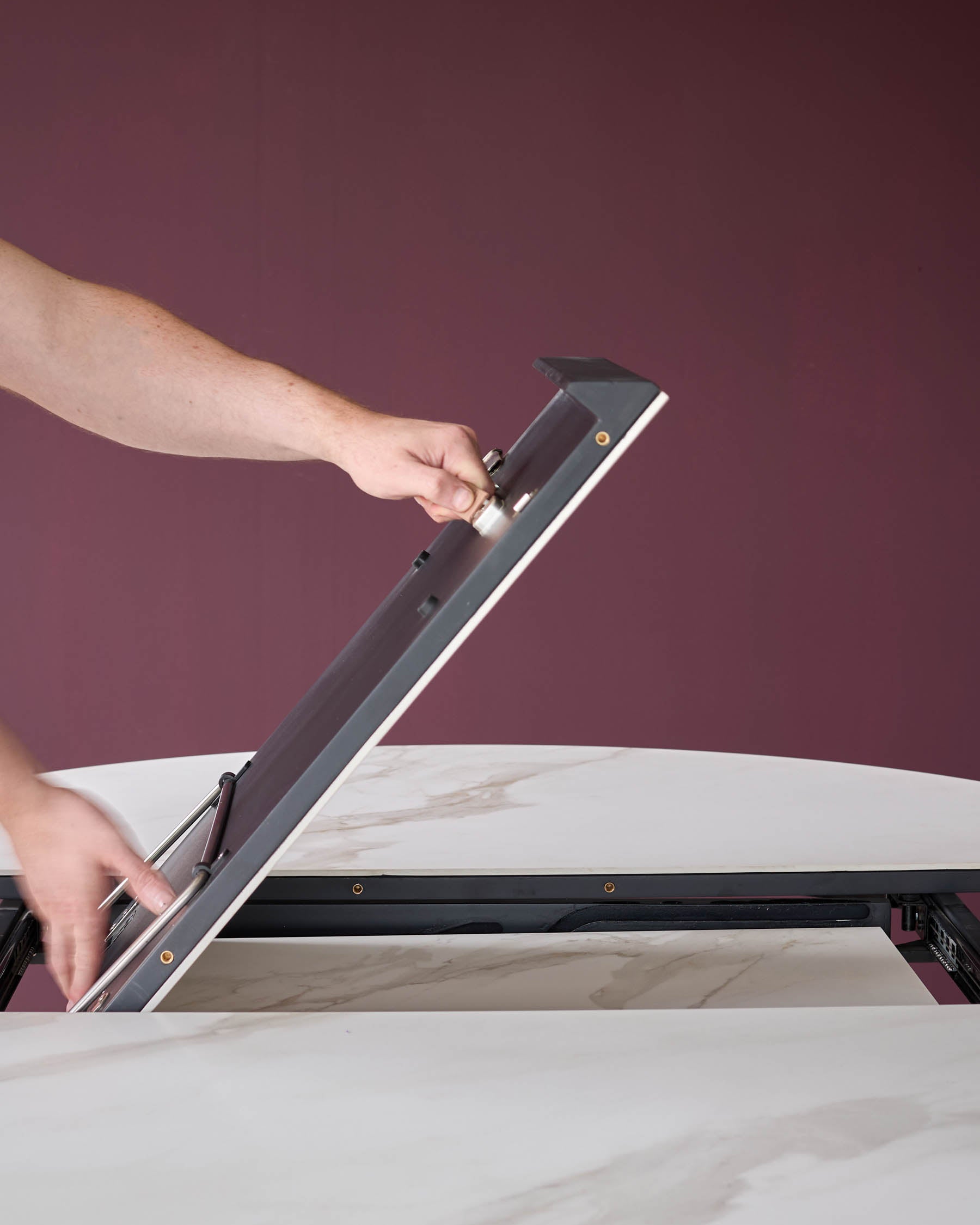 Table de salle à manger ronde extensible en céramique blanche Hayden, de 4 à 6 places