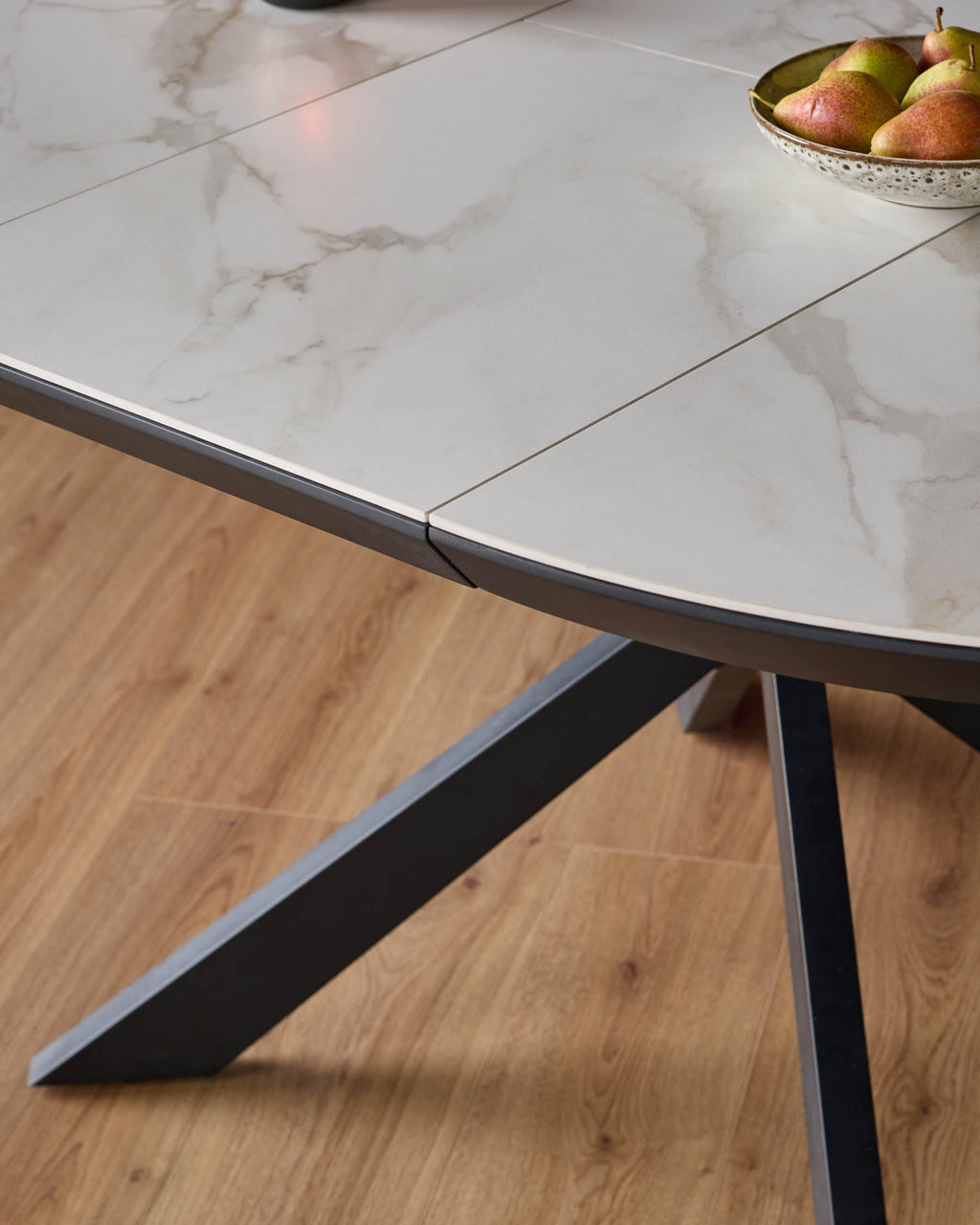 Table de salle à manger ronde extensible en céramique blanche Hayden, de 4 à 6 places