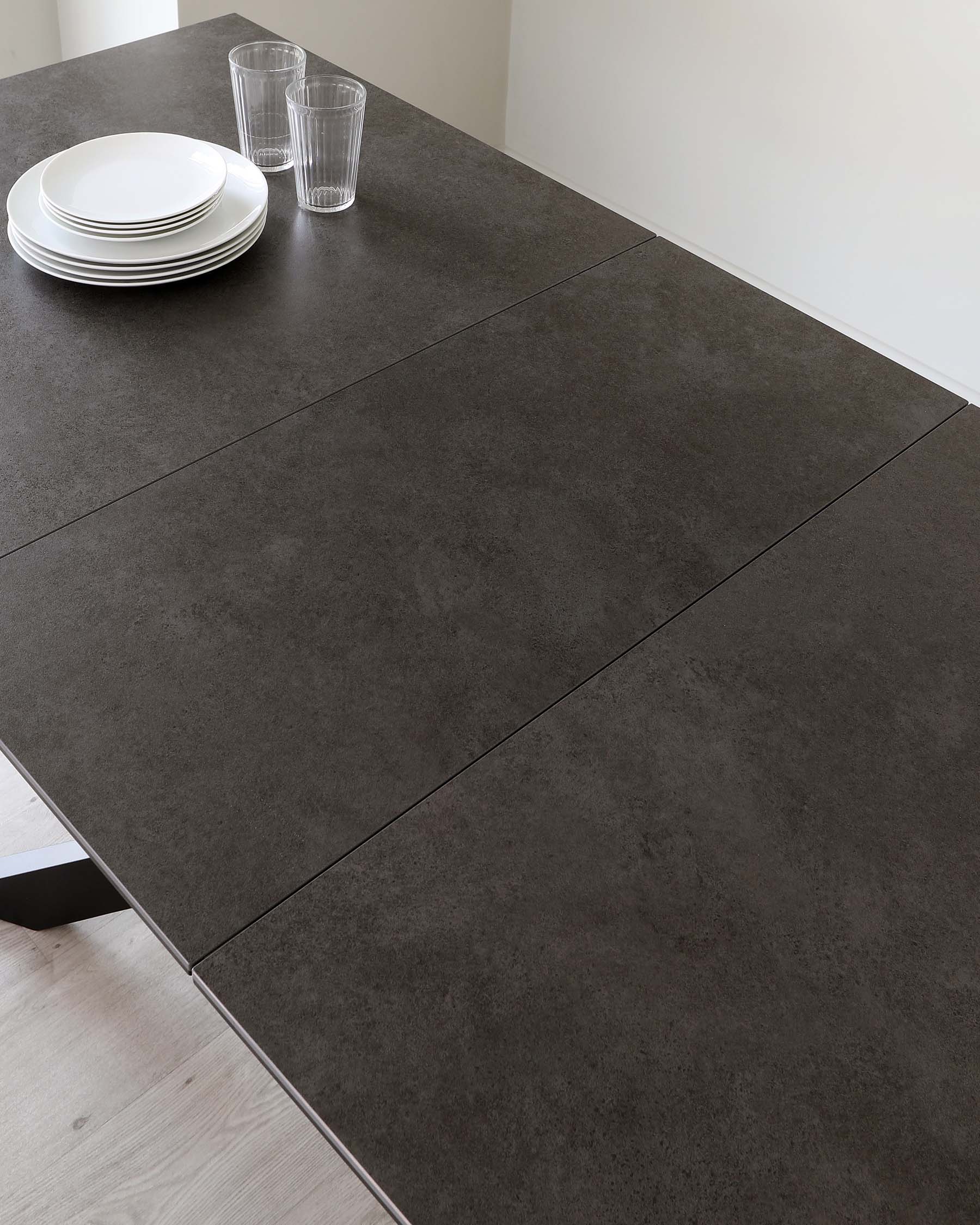 Table de salle à manger extensible Hayden en céramique gris foncé, 6 à 8 places