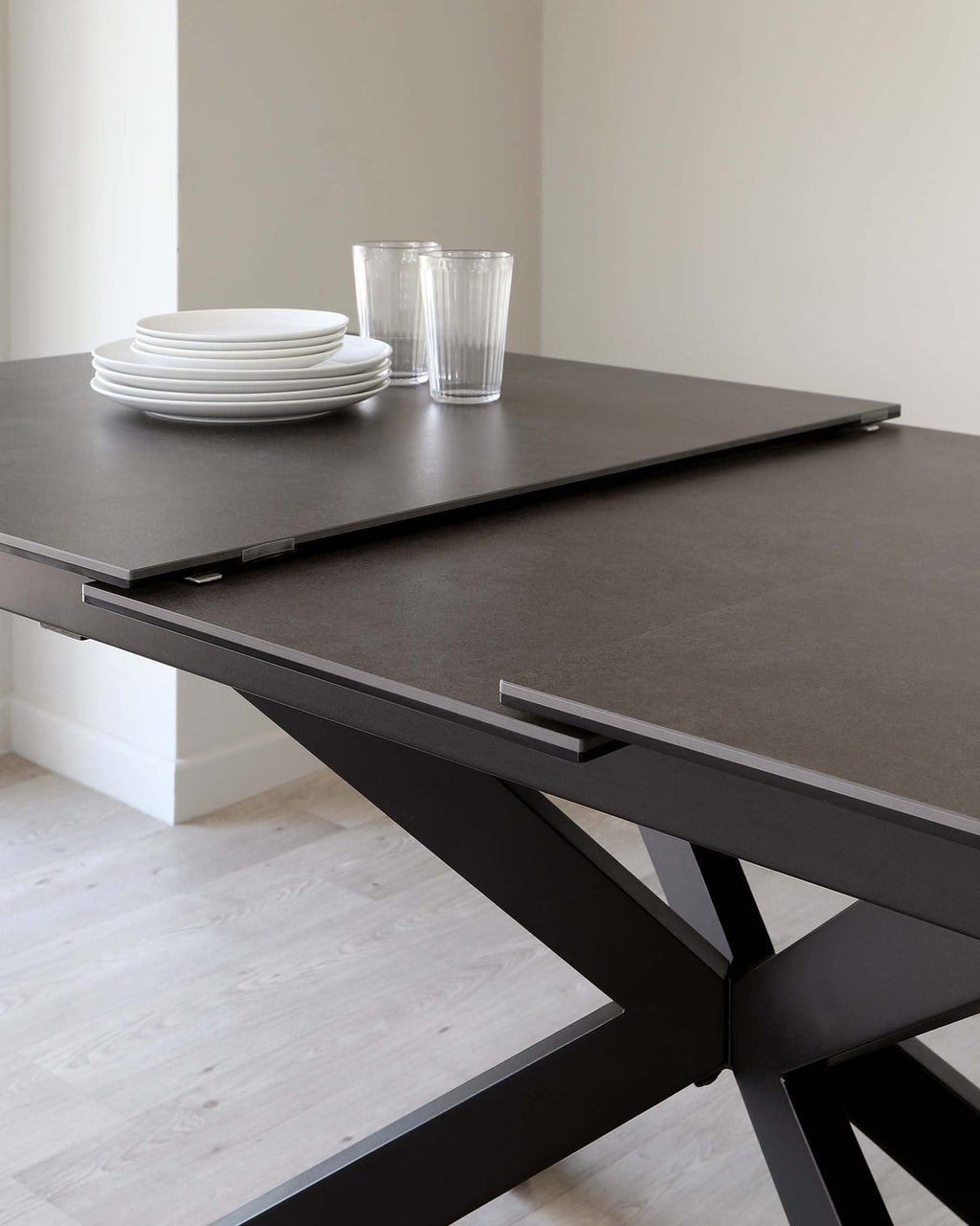 Table de salle à manger extensible Hayden en céramique gris foncé, 6 à 8 places