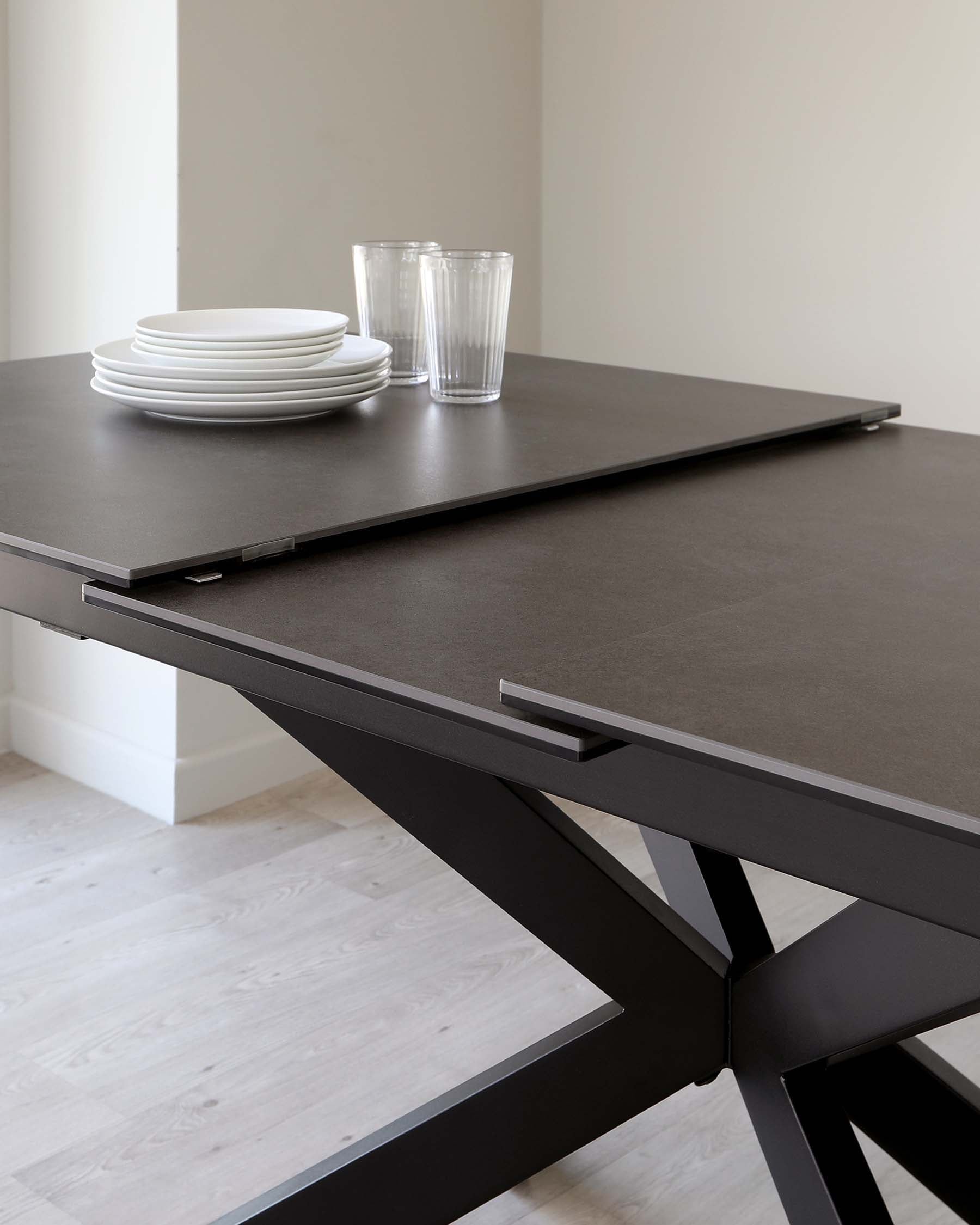 Table de salle à manger extensible Hayden en céramique gris foncé, 6 à 8 places