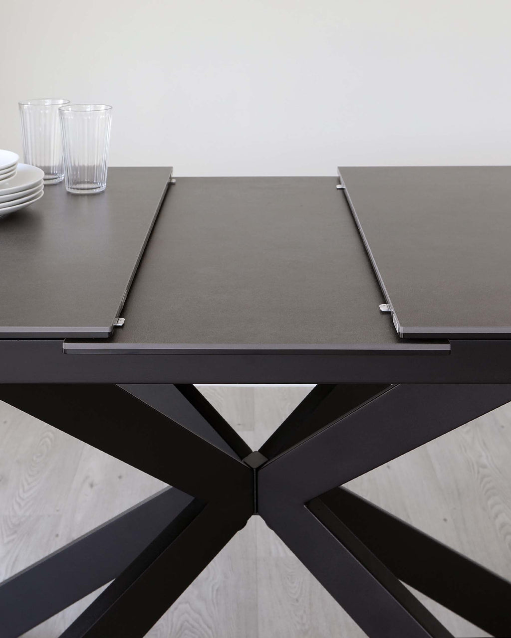 Table de salle à manger extensible Hayden en céramique gris foncé, 6 à 8 places