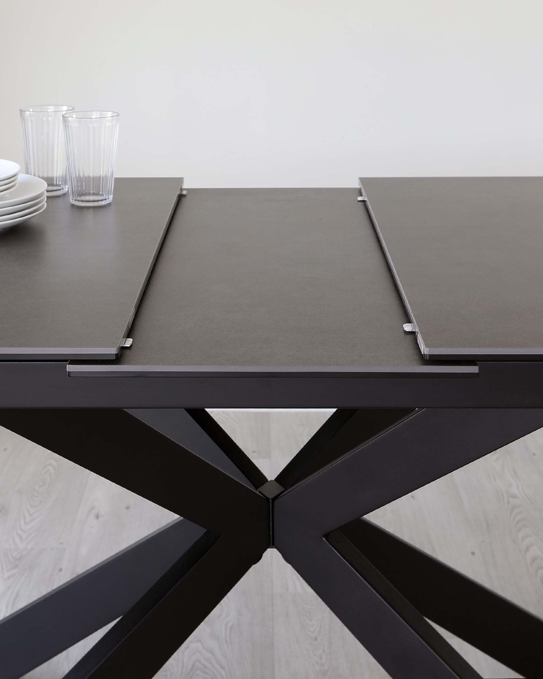 Table de salle à manger extensible Hayden en céramique gris foncé, 6 à 8 places