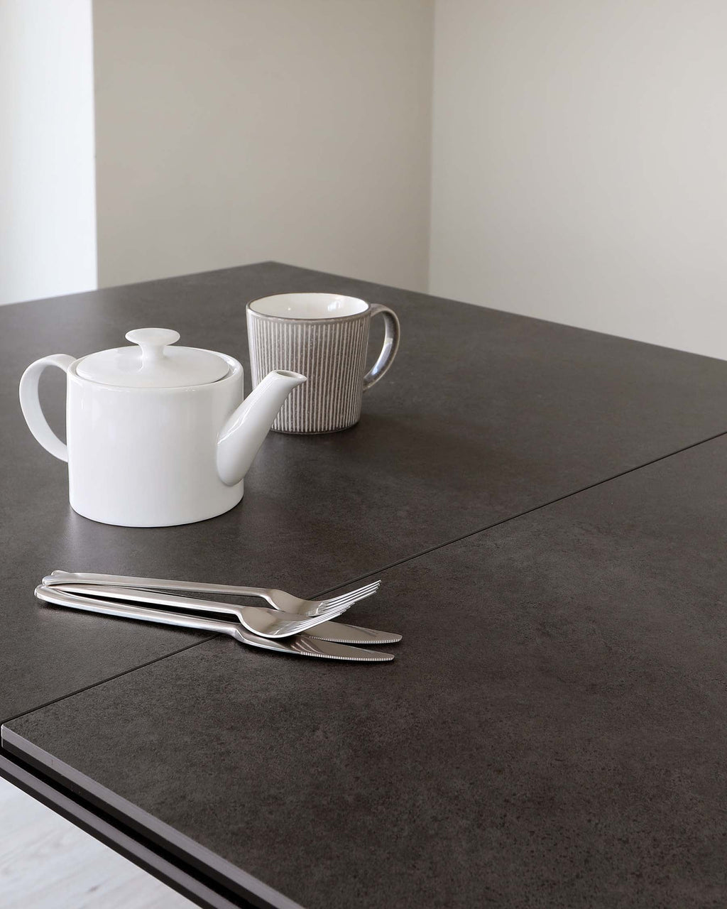 Table de salle à manger extensible Hayden en céramique gris foncé, 6 à 8 places