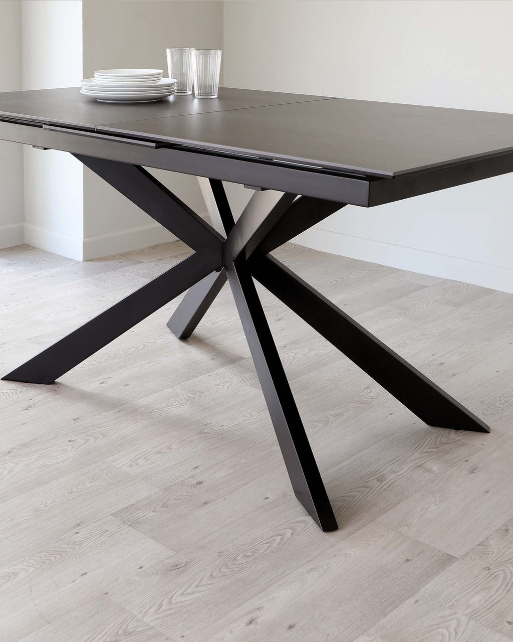 Table de salle à manger extensible Hayden en céramique gris foncé, 6 à 8 places