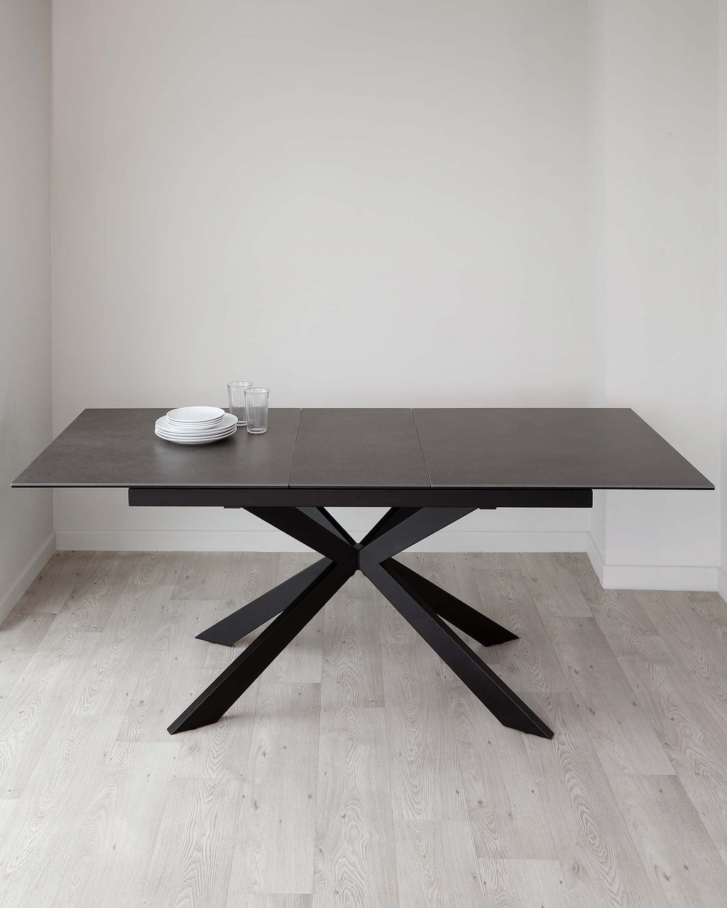 Table de salle à manger extensible Hayden en céramique gris foncé, 6 à 8 places