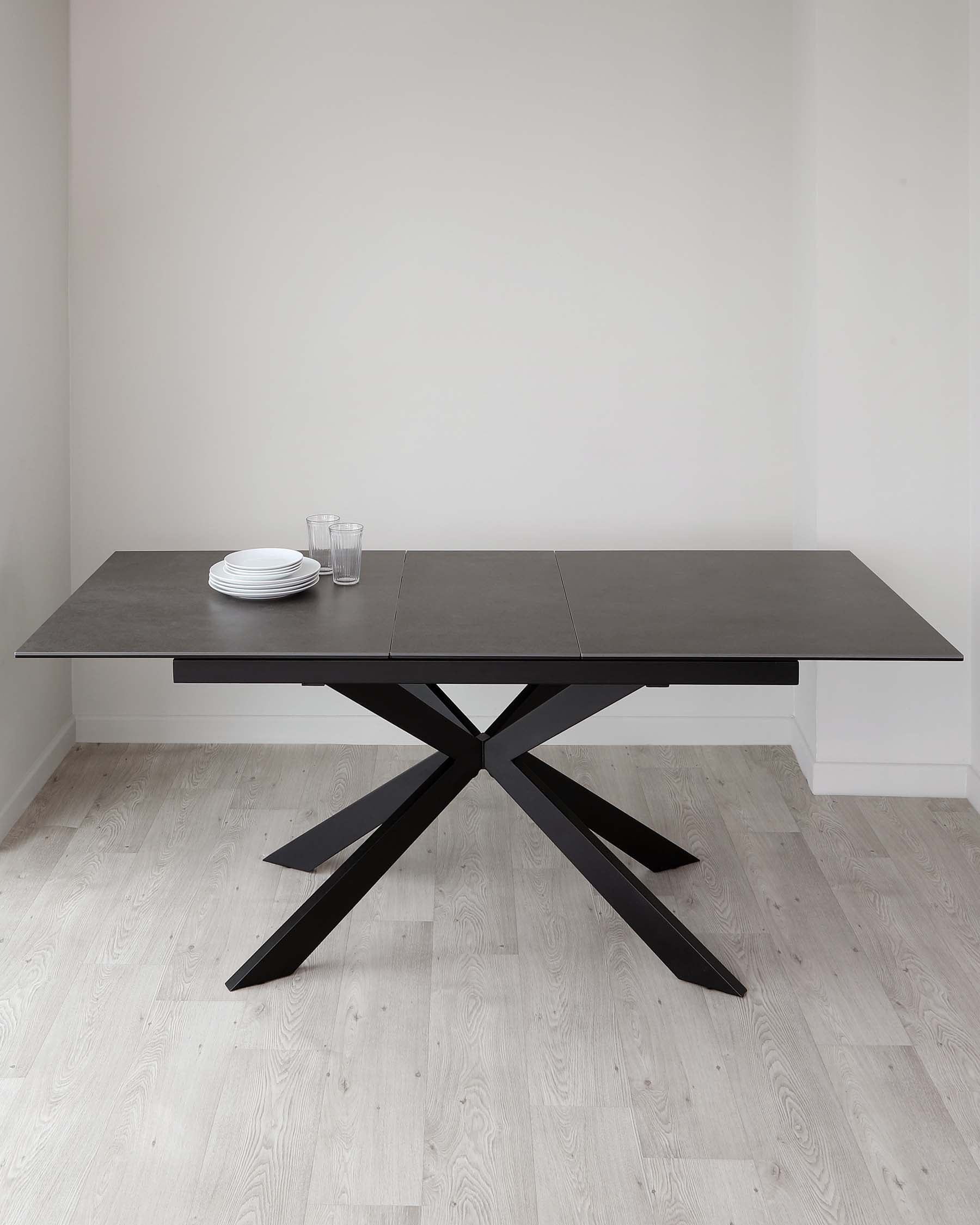 Table de salle à manger extensible Hayden en céramique gris foncé, 6 à 8 places