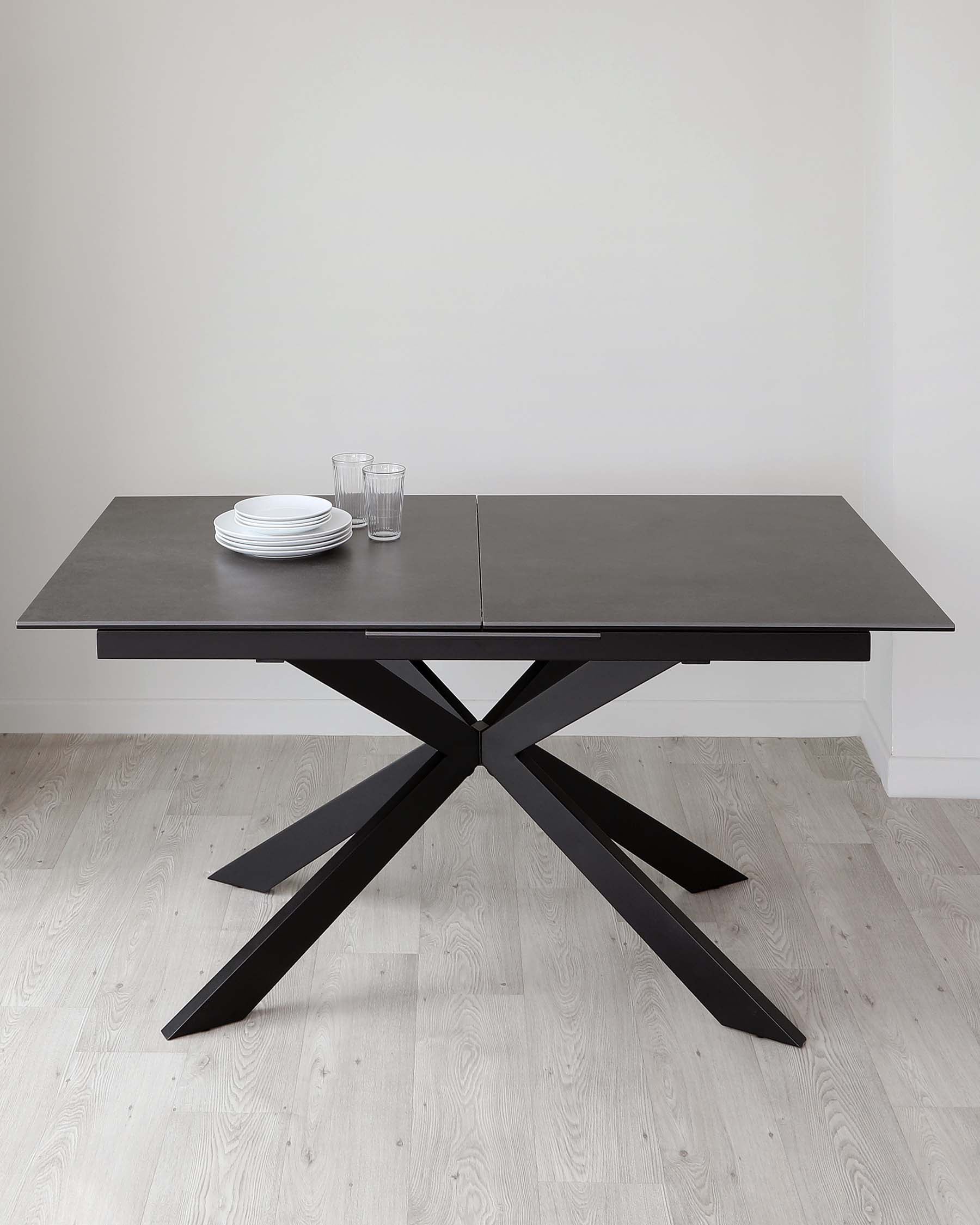 Table de salle à manger extensible Hayden en céramique gris foncé, 6 à 8 places