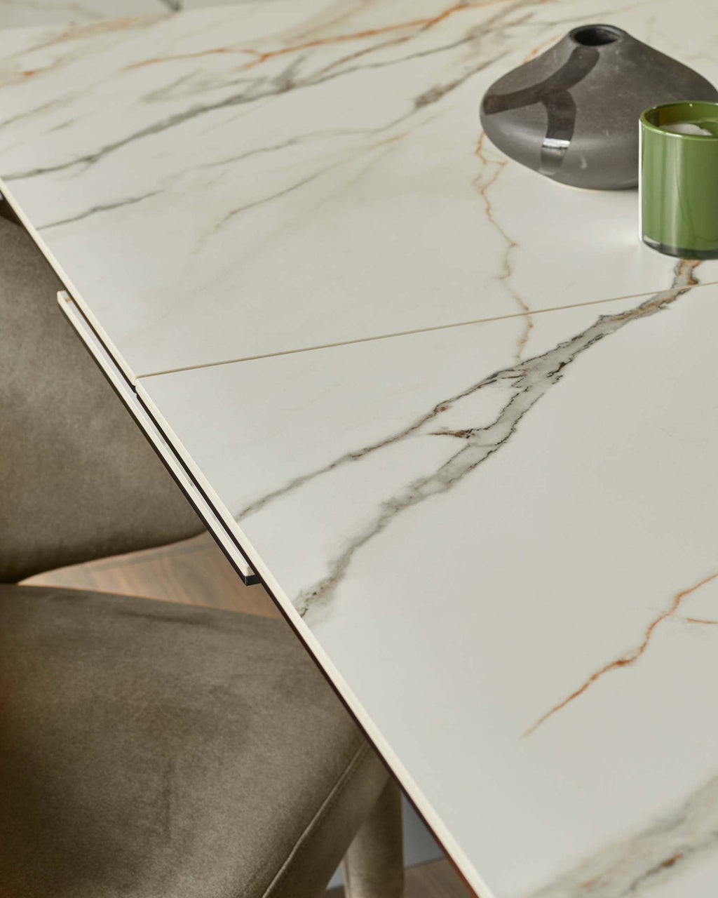 Table de salle à manger extensible Hayden en céramique naturelle mate, 6 à 8 places