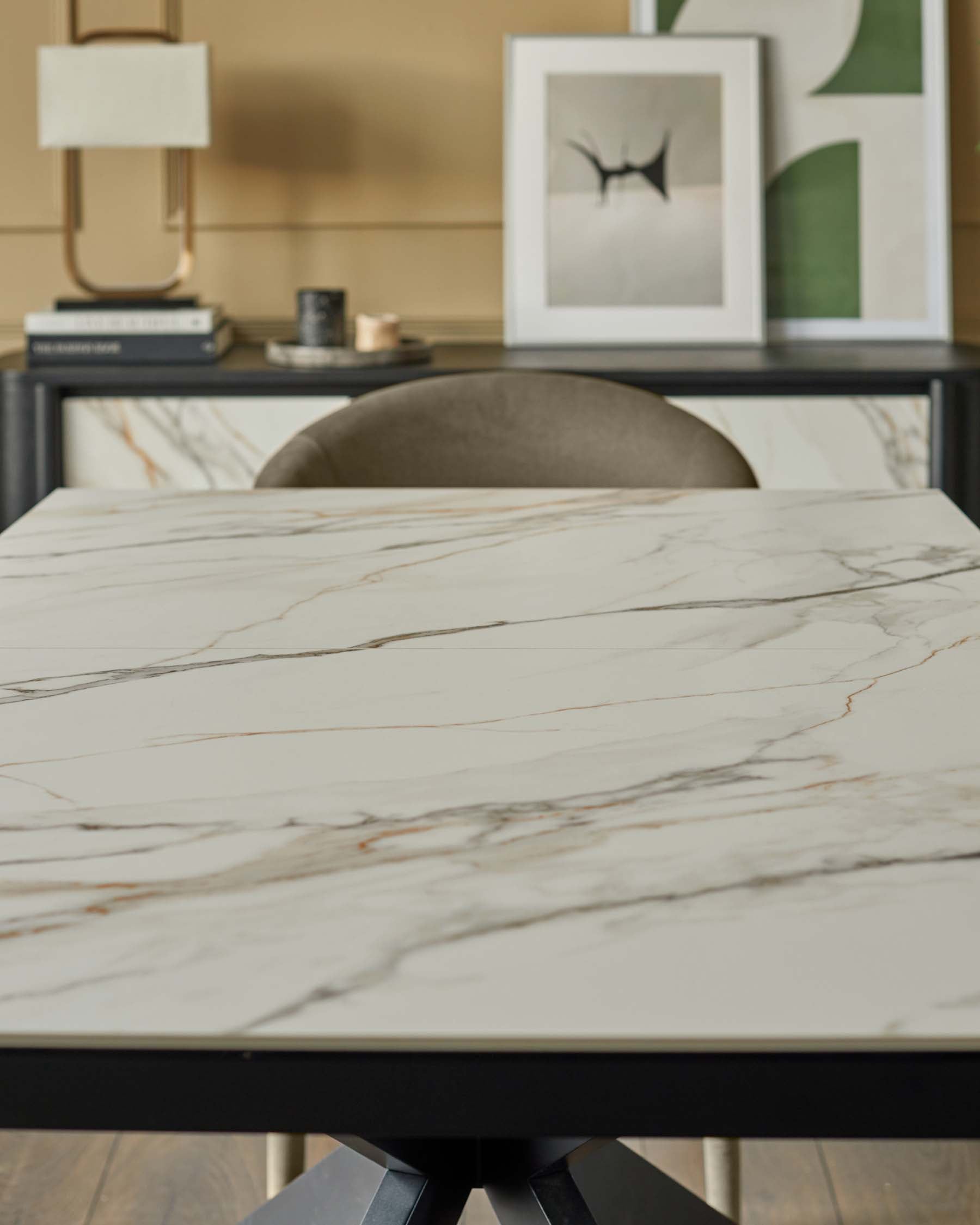 Table de salle à manger extensible Hayden en céramique naturelle mate, 6 à 8 places