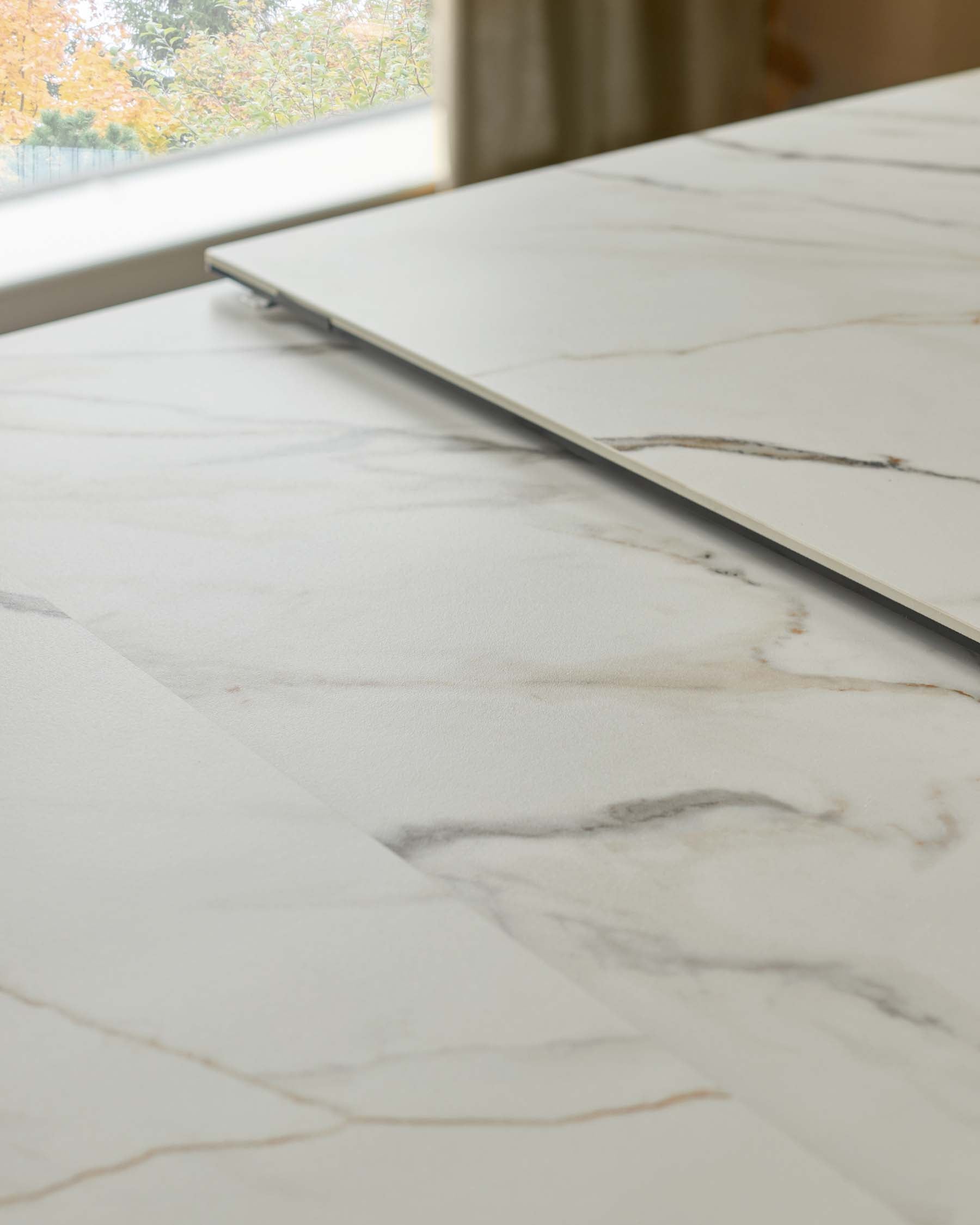 Table de salle à manger extensible Hayden en céramique naturelle mate, 6 à 8 places