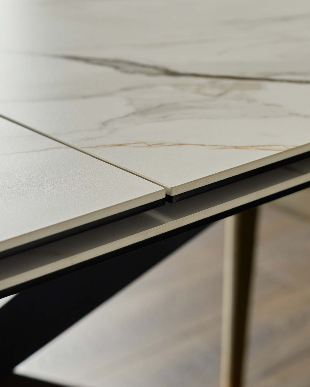 Table de salle à manger extensible Hayden en céramique naturelle mate, 6 à 8 places