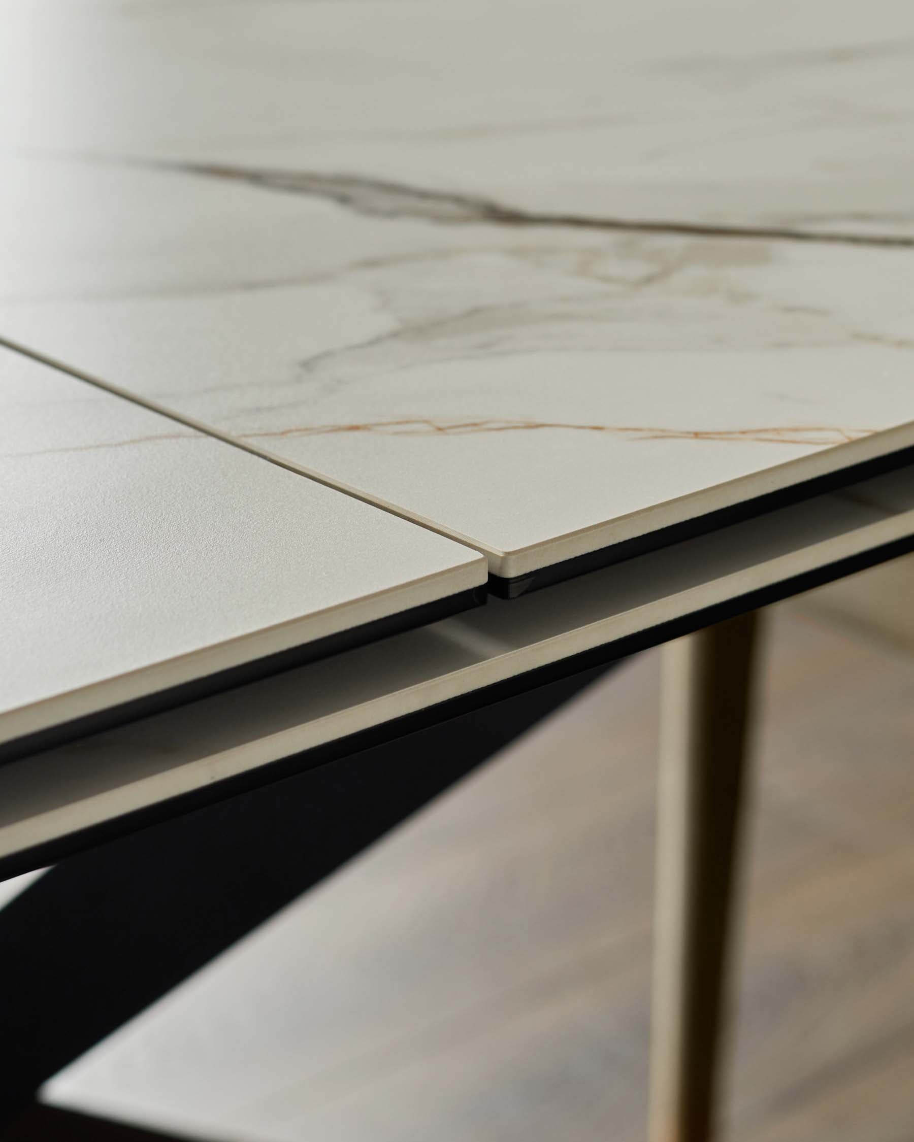 Table de salle à manger extensible Hayden en céramique naturelle mate, 6 à 8 places