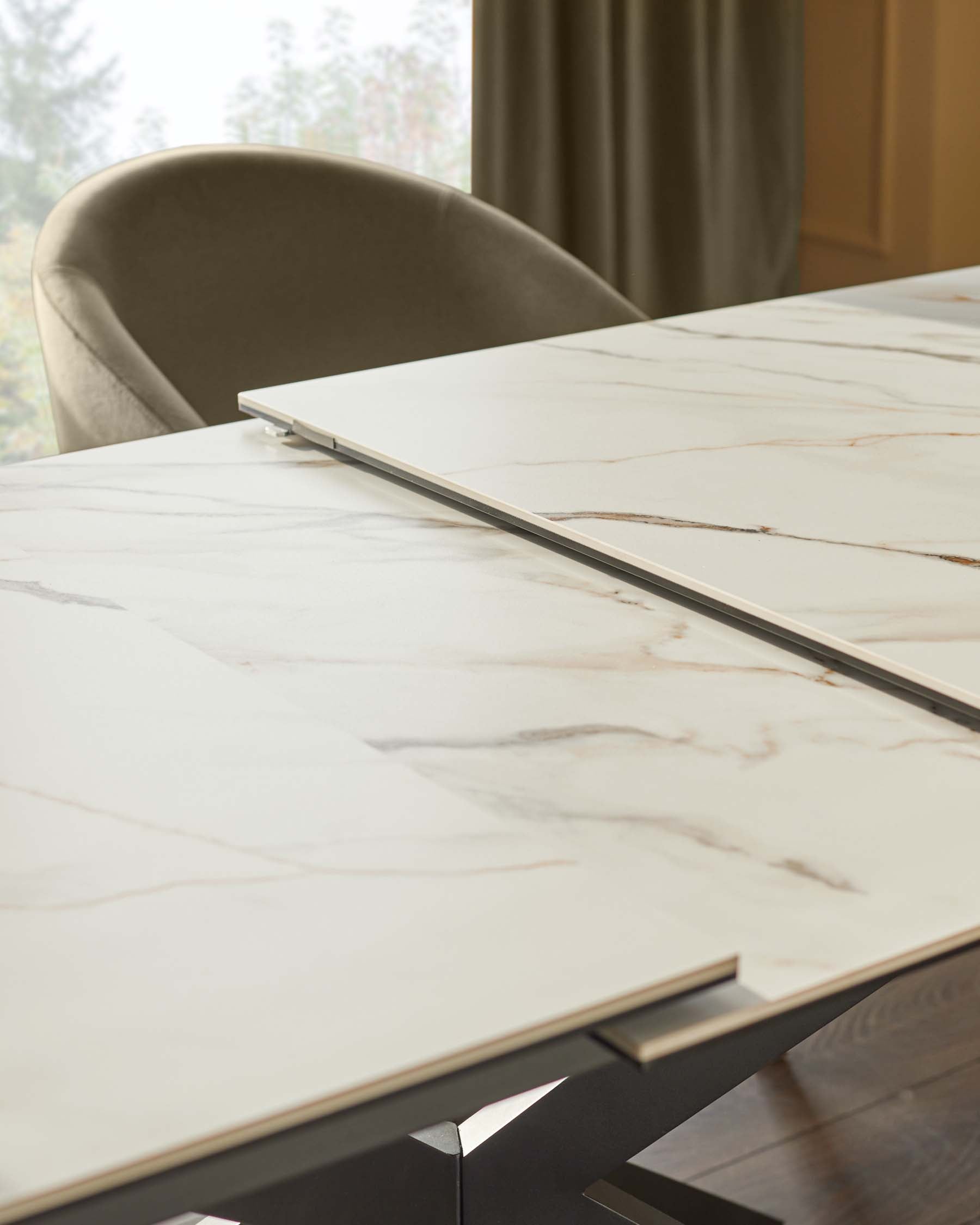 Table de salle à manger extensible Hayden en céramique naturelle mate, 6 à 8 places