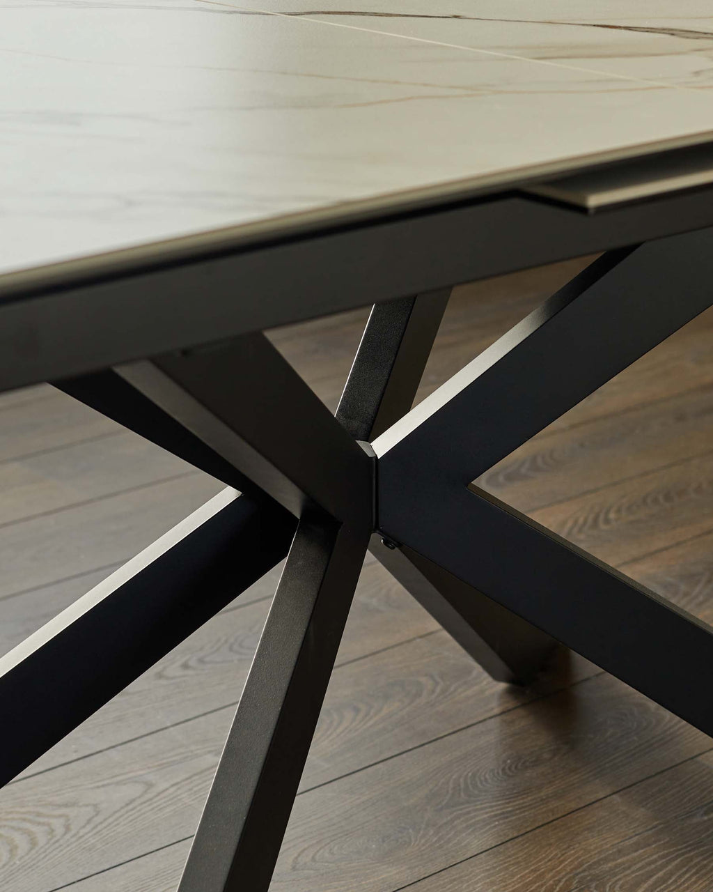 Table de salle à manger extensible Hayden en céramique naturelle mate, 6 à 8 places